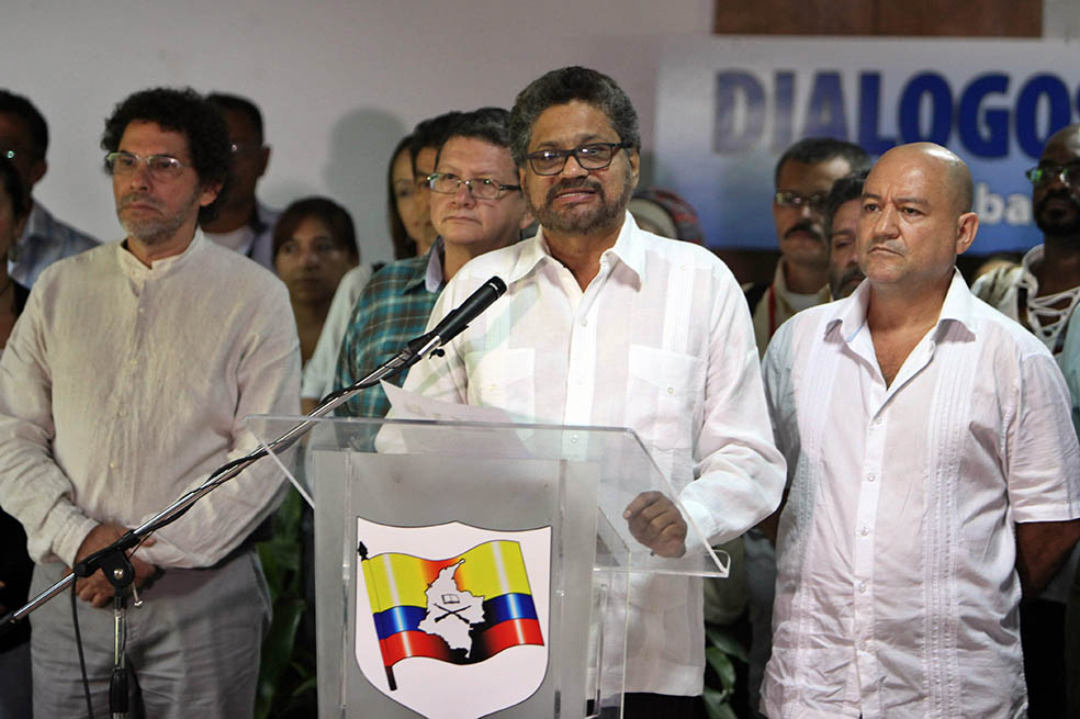 “Iván Márquez”, jefe de la delegación de paz de las Farc, anunciando desde La Habana el cese del fuego unilateral, por un mes, a partir del 20 de julio. / EFE
