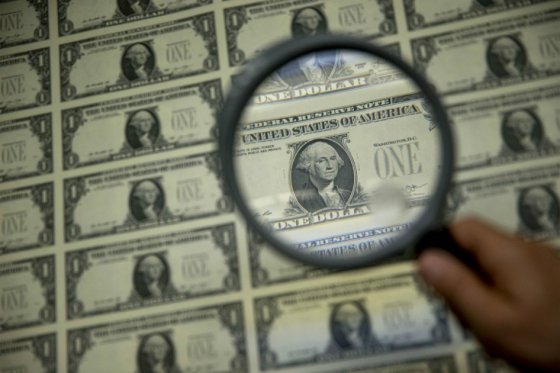 Petróleo abre a la baja y continúa el aumento del dólar frente al peso