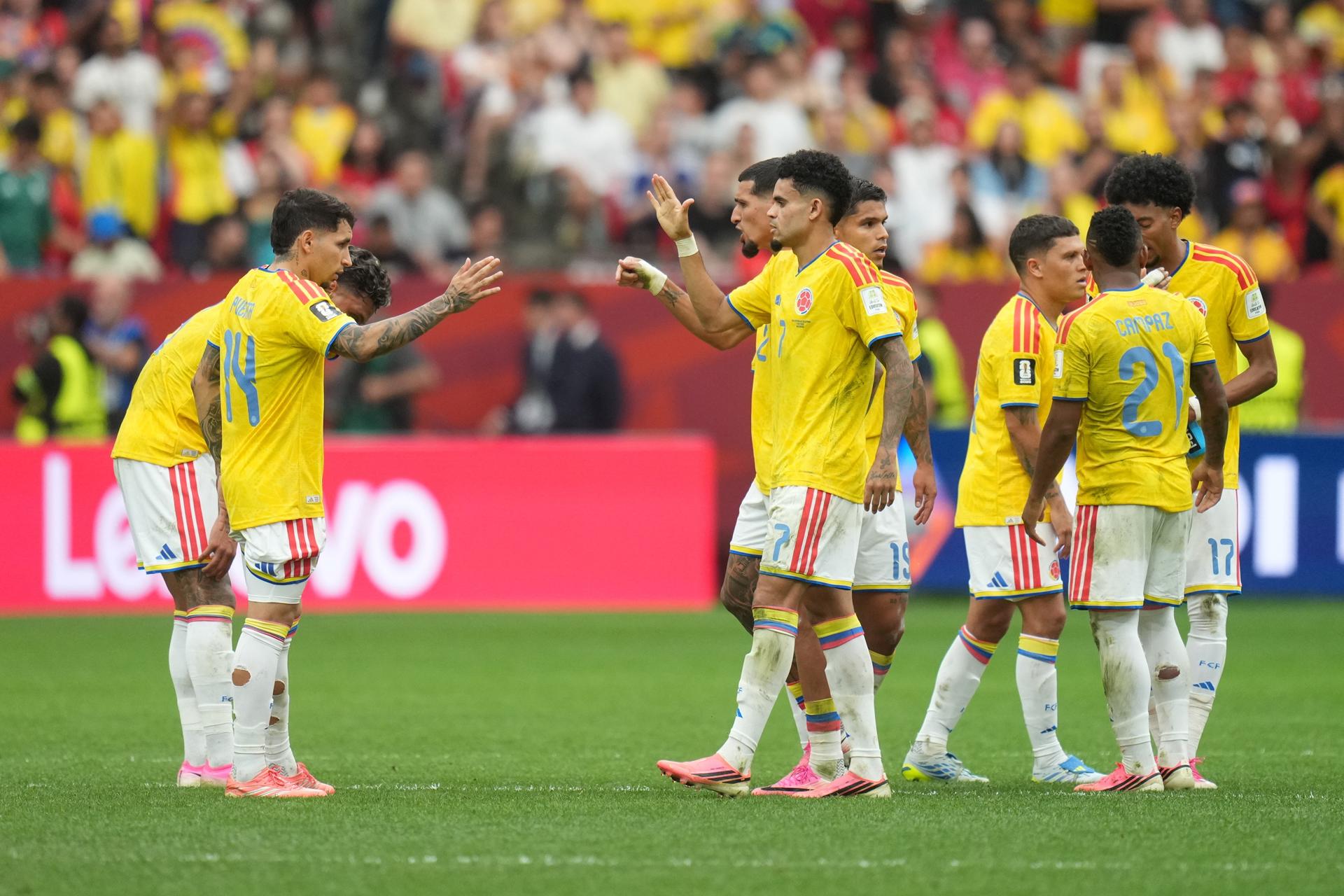 VANCOUVER (Canada), 08/07/2026.- Players of Colombia gather as they wait for the penalty shoot-out of the FIFA World Cup 2026 Round of 16 match Switzerland against Colombia, in Vancouver, Canada, 07 July 2026. (Suiza) EFE/EPA/BOB FRID
