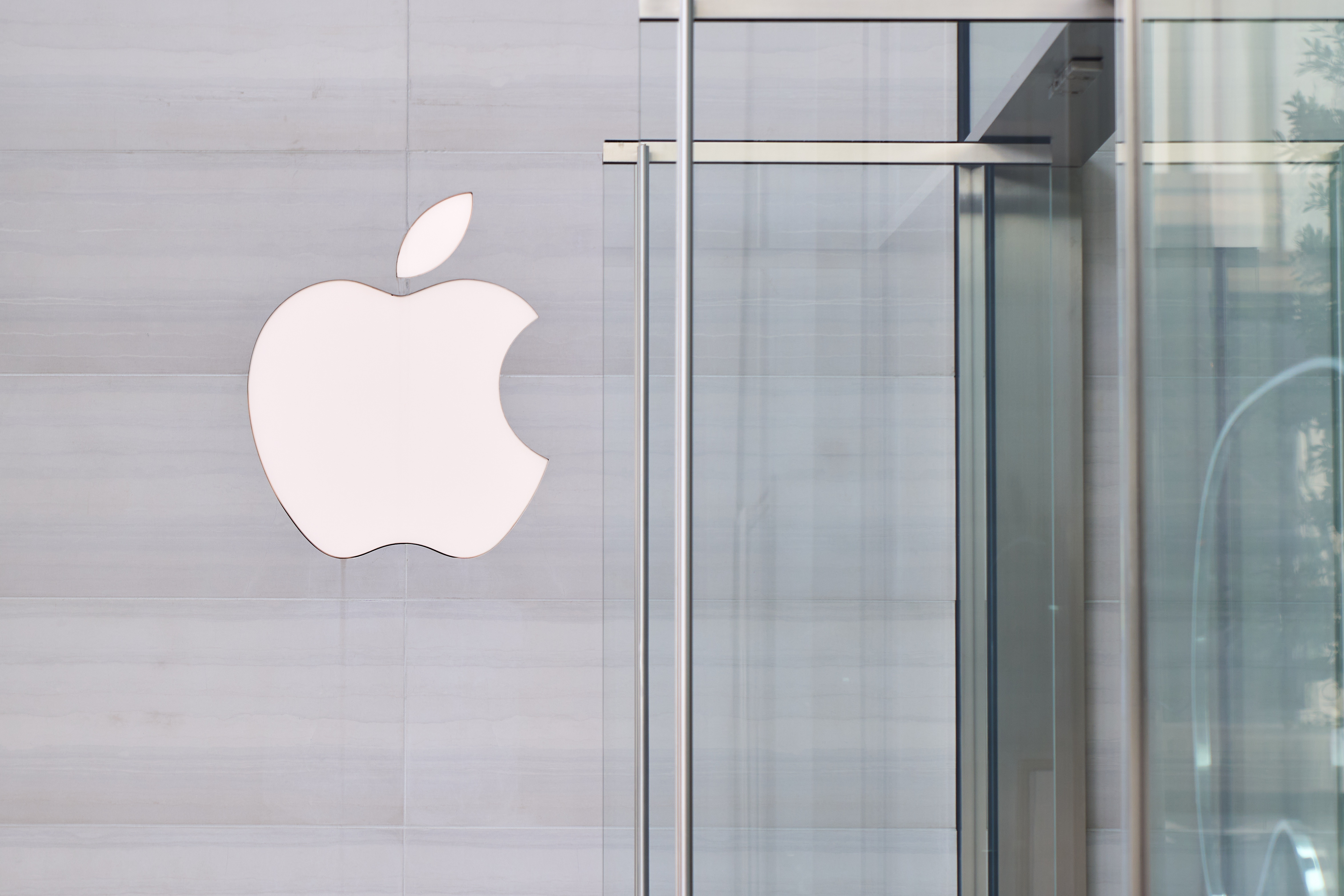 EA4878. LOS ANGELES (ESTADOS UNIDOS), 01/08/2024.- Fotografía de archivo del 21 de marzo de 2024 del logo de Apple en una tienda en Los Ángeles (EE.UU). Apple no se ha metido de lleno en la IA, pero al parecer ahora quiere dar el pistoletazo inicial. Apple Intelligence en una versión beta y para desarrolladores se ha lanzado esta semana, tanto para iPhone como para iPad y Mac. Este es uno de los clics principales de la semana en América. EFE/ Allison Dinner