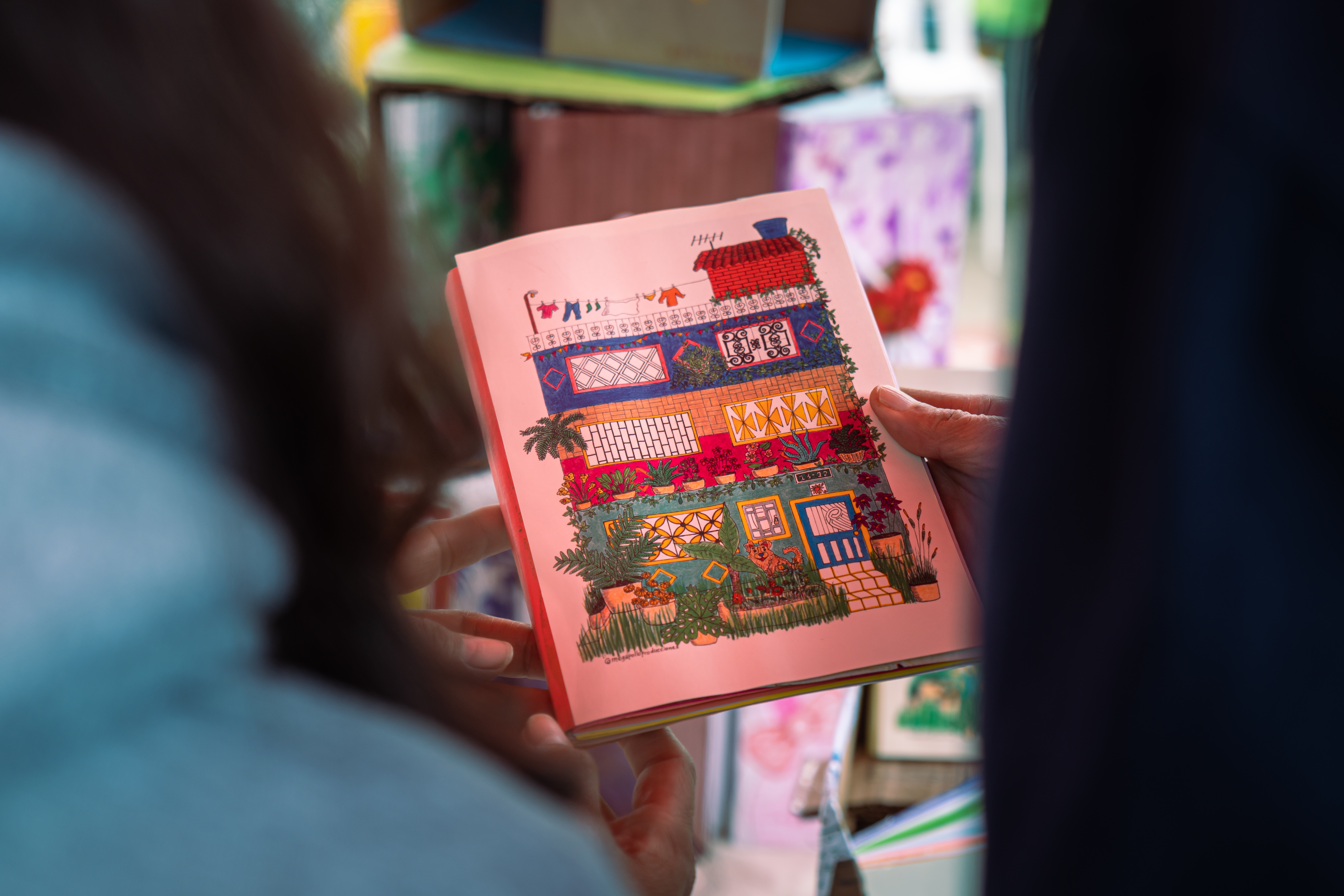 Los libros cartoneros son realizados con materiales recolectados por las recicladoras de oficio durante su jornada.