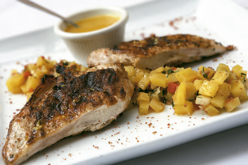 Pollo sobre arracacha y chorizo con salsa de naranja
