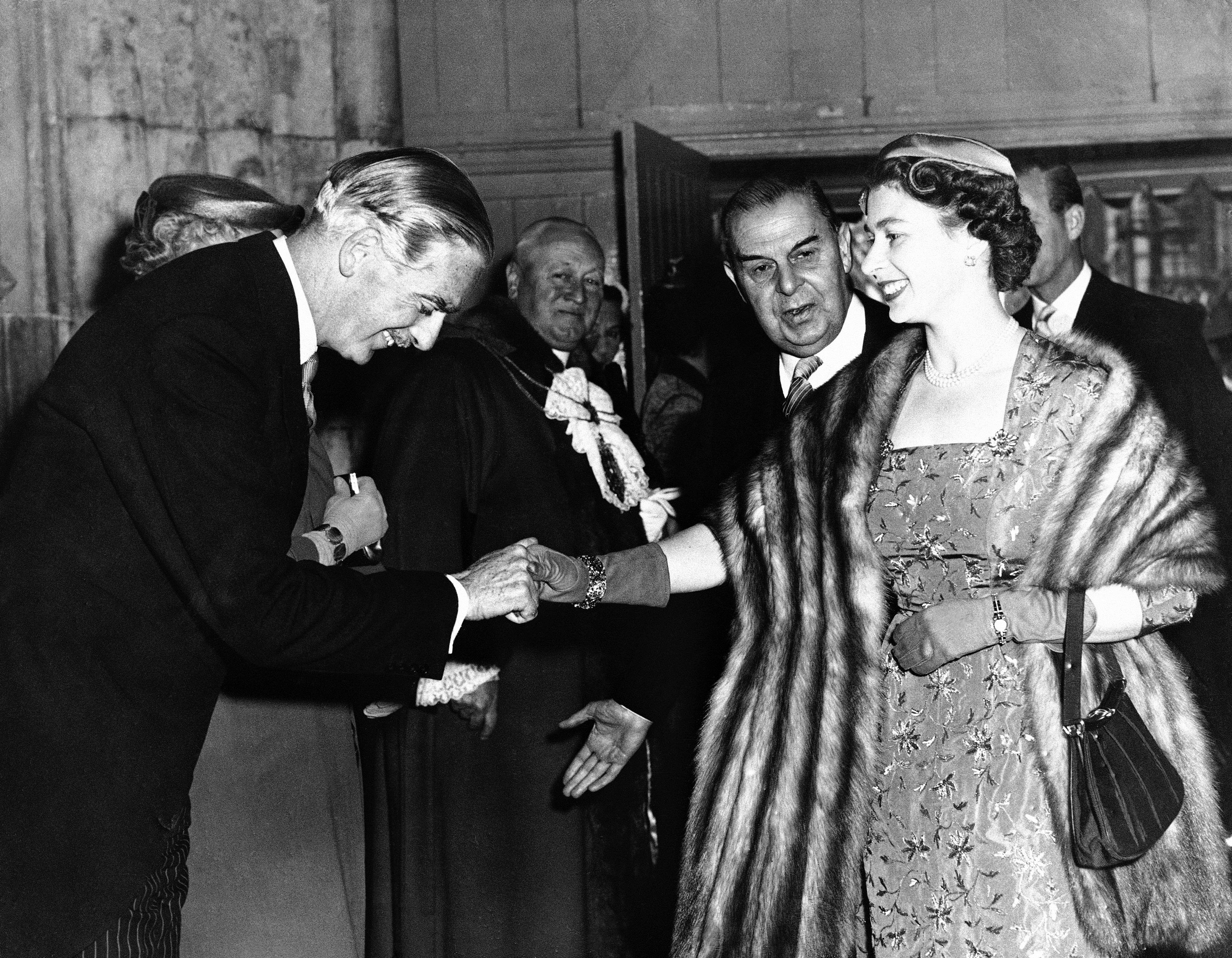 Sir Anthony Eden (1955-1957) y la Reina Isabel II.