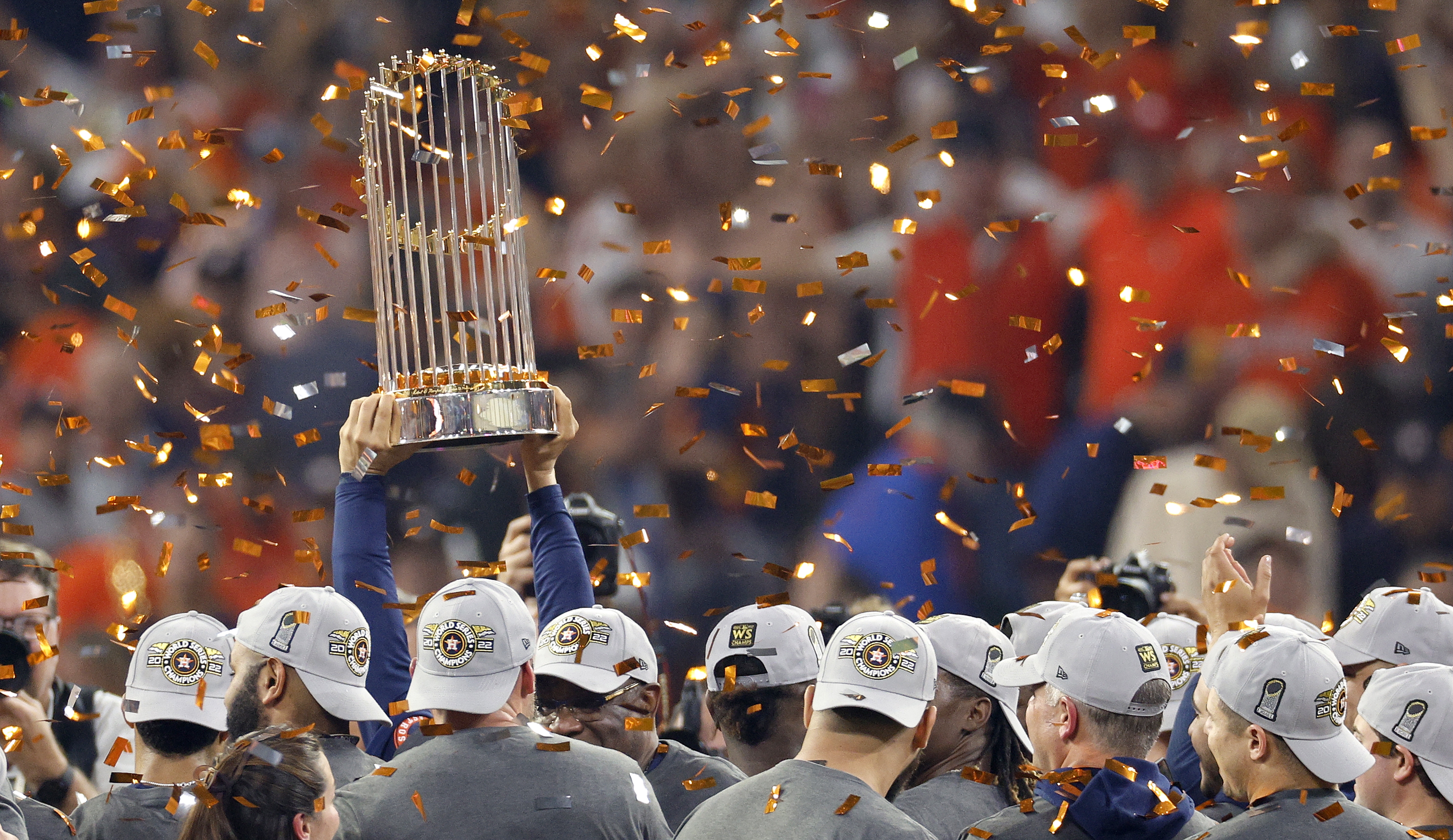 Houston (United States), 05/11/2022.- Houston Astros players celebrate with the Commissioner's Trophy after defeating the Philadelphia Phillies in game six to win the World Series at Minute Maid Park in Houston, Texas, USA, 05 November 2022. (Estados Unidos, Filadelfia) EFE/EPA/ERIK S. LESSER