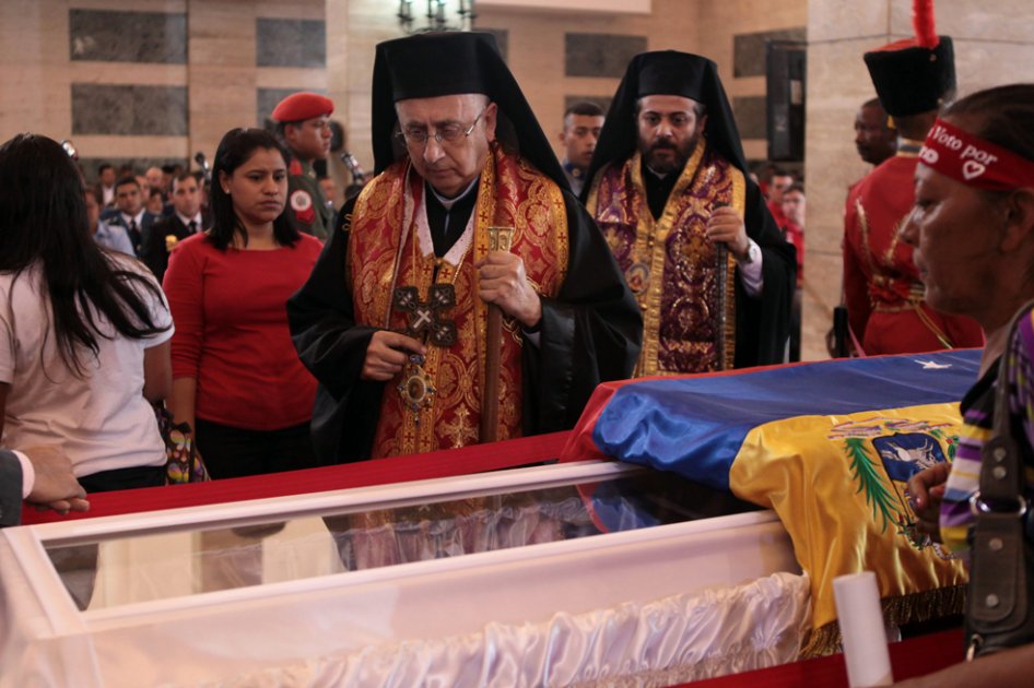 Venezolanos se concentran para presenciar traslado del féretro de Chávez