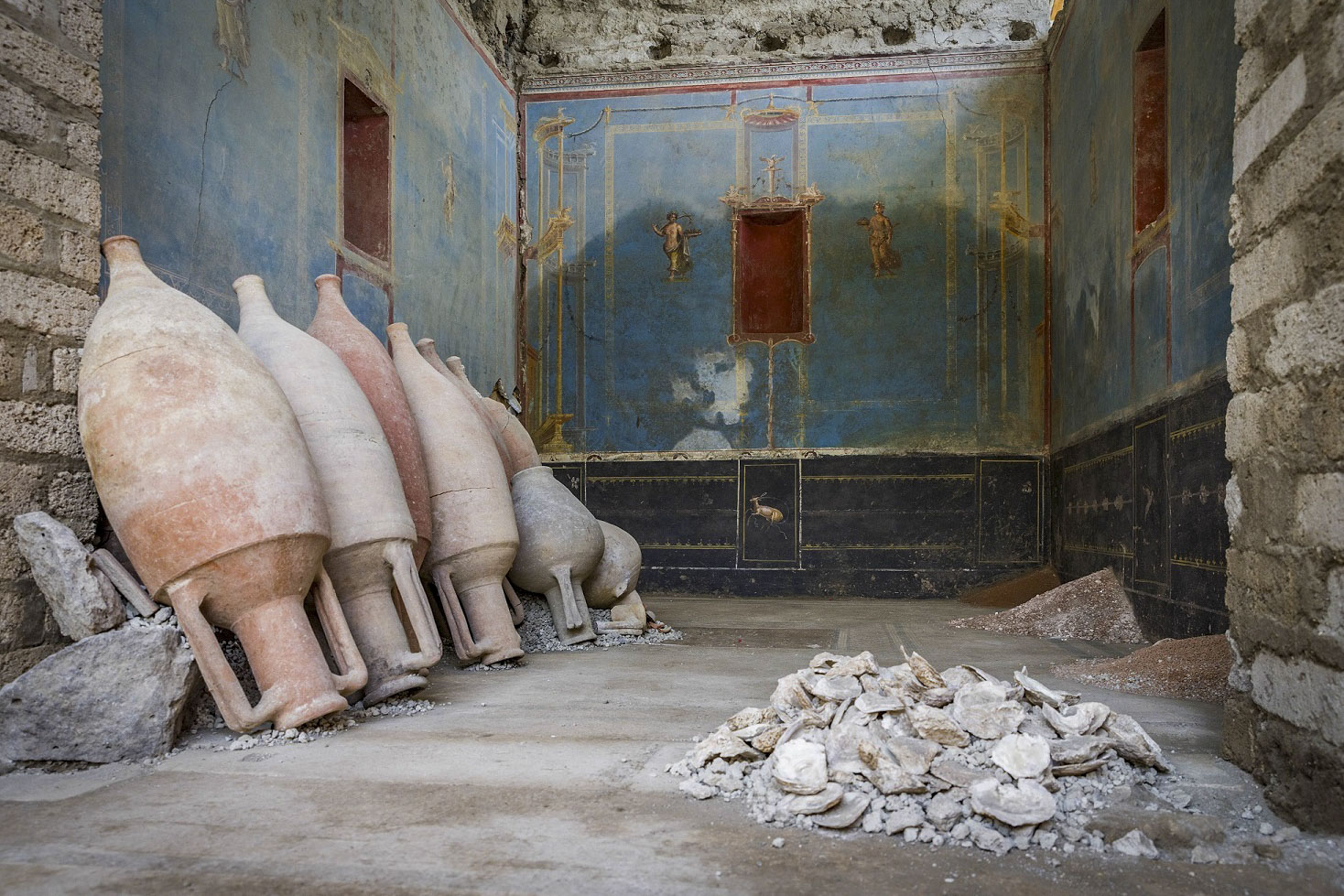 ROMA, 03/06/2024.- Las excavaciones que se están realizando en el Parque Arqueológico de Pompeya (sur de Italia), la ciudad devastada por el Vesubio en el 79 a.C, han sacado a la luz un "santuario" decorado con figuras femeninas que representan las cuatro estaciones junto a frescos con alegorías a la agricultura y el pastoreo. EFE/Ministerio de Cultura de Italia SOLO USO EDITORIAL/SOLO DISPONIBLE PARA ILUSTRAR LA NOTICIA QUE ACOMPAÑA (CRÉDITO OBLIGATORIO)