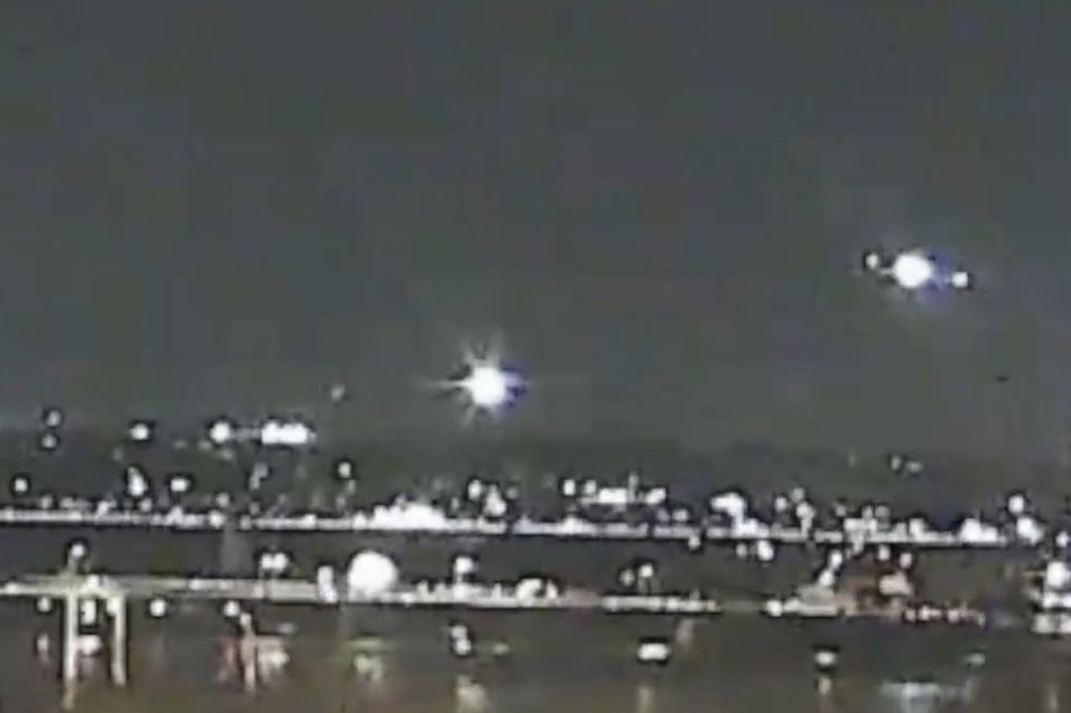 La cámara web del Centro Kennedy captó una explosión en el aire al otro lado del Potomac.