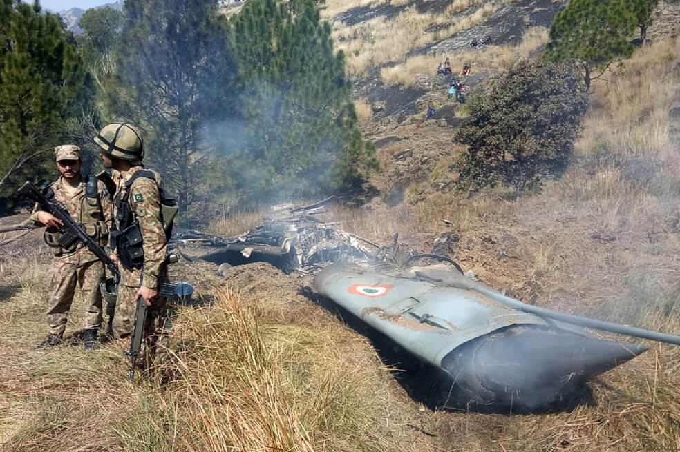 India dice haber derribado un avión paquistaní y aumenta la tensión en Cachemira
