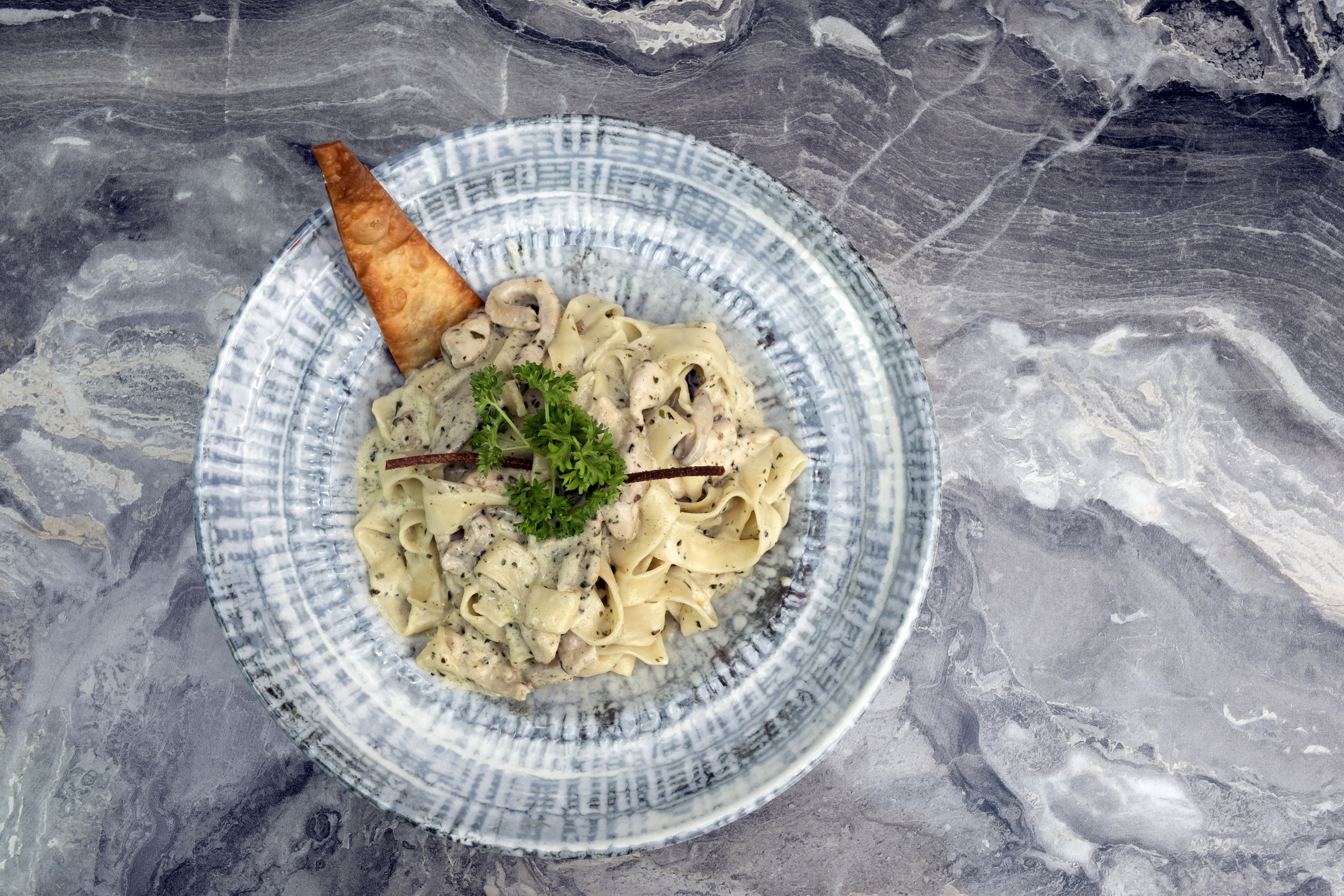 Receta: pasta de quinua en salsa Alfredo con pollo desmechado y champiñones