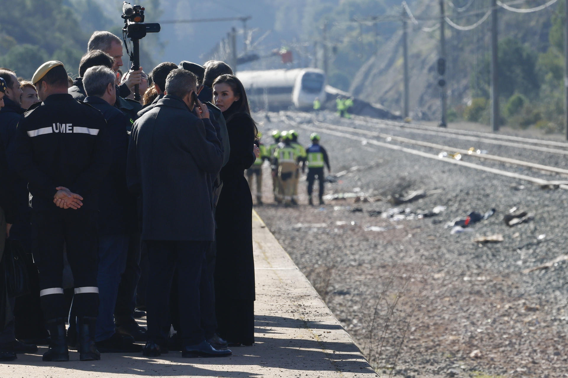 ADAMUZ (CÓRDOBA), 20/01/2026.- El rey Felipe VI (c-atrás) y la reina Letizia (d) escuchan las explicaciones durante su visita la zona en la que se produjo el pasado domingo el accidente ferroviario en Adamuz (Córdoba) que ha dejado al menos 41 víctimas mortales. EFE/ J.J. Guillén
