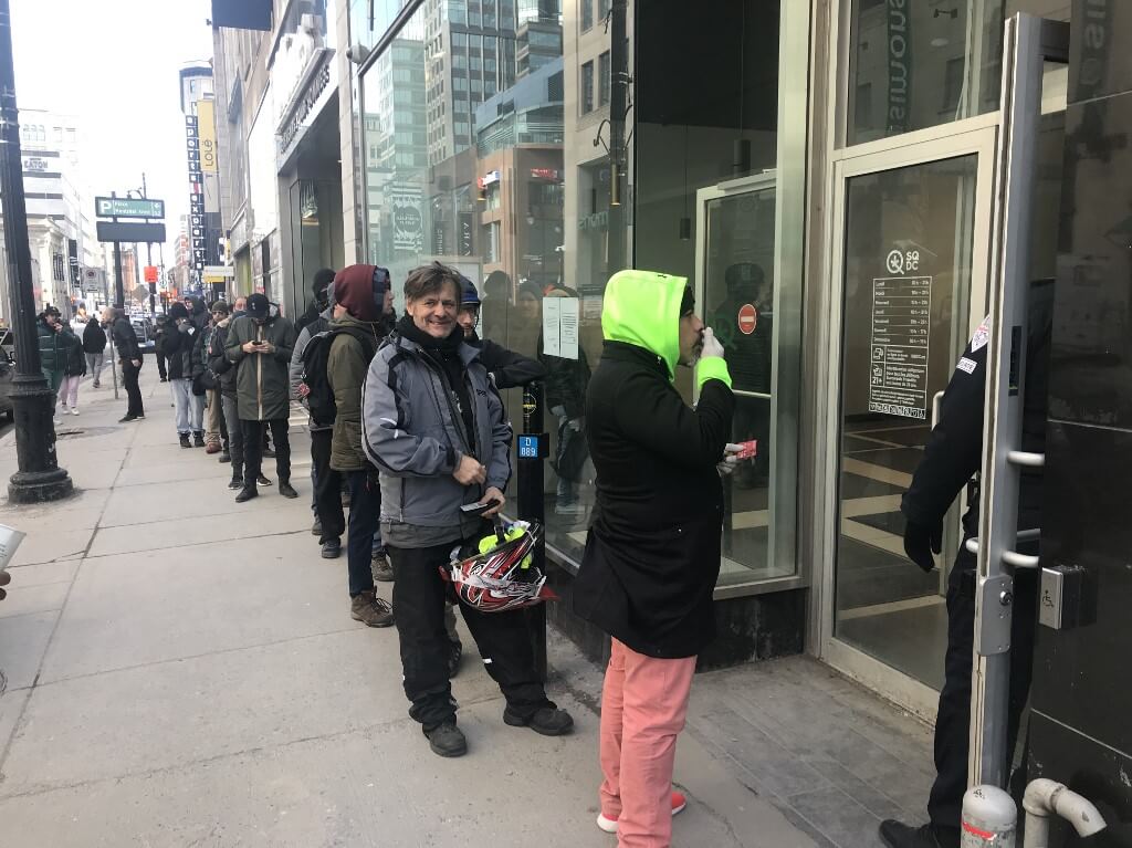 Las autoridades canadienses han pedido a los viajeros que llegan del extranjero aislarse voluntariamente durante dos semanas.
/ AFP