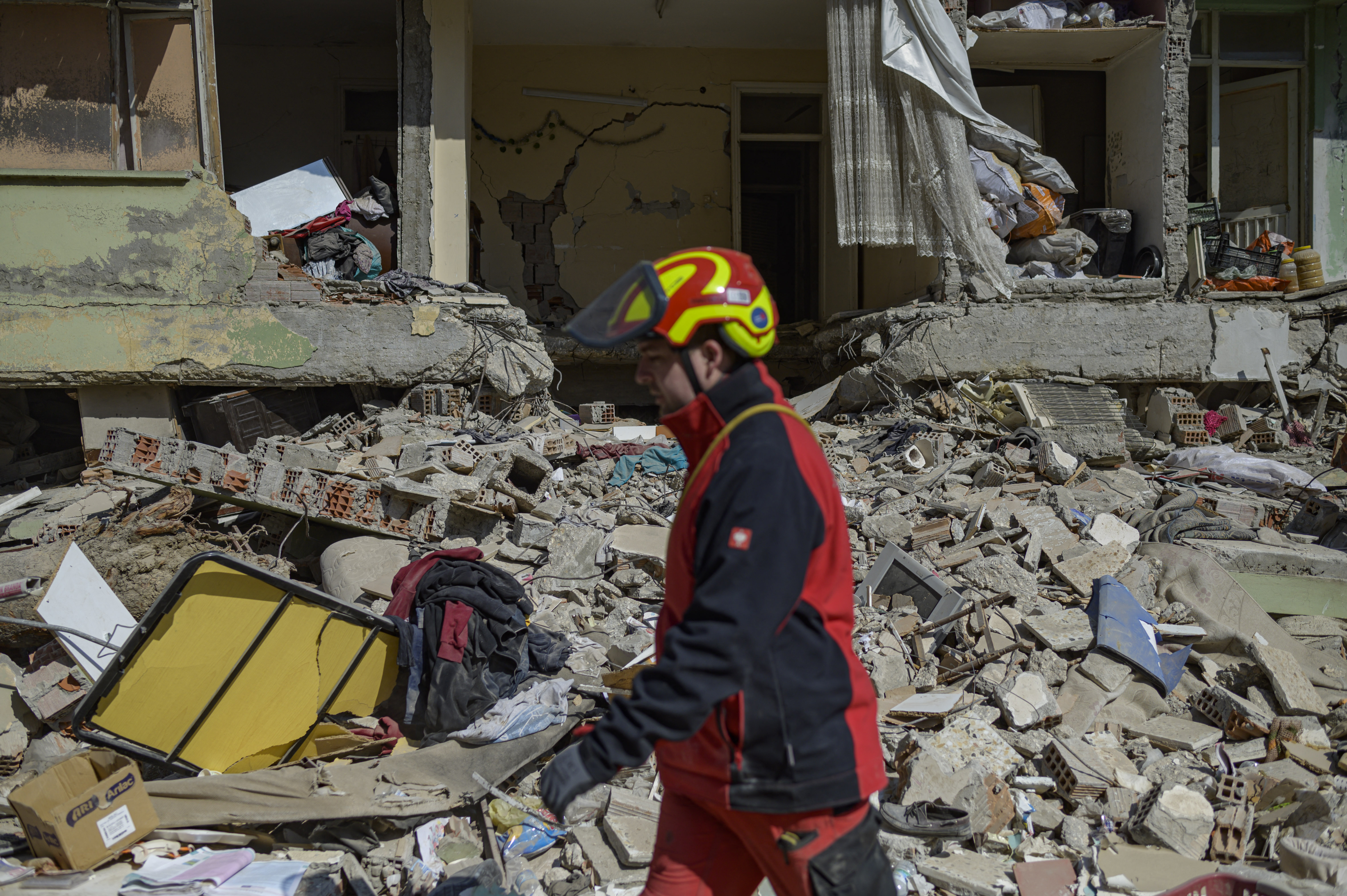 Desde que el sismo de magnitud 7,8 sacudió la región el pasado 6 de febrero, dejando más de 45.000 muertos en Turquía y Siria, cientos de gatos, perros, conejos y pájaros siguen atrapados bajo los escombros que dejó el devastador terremoto.