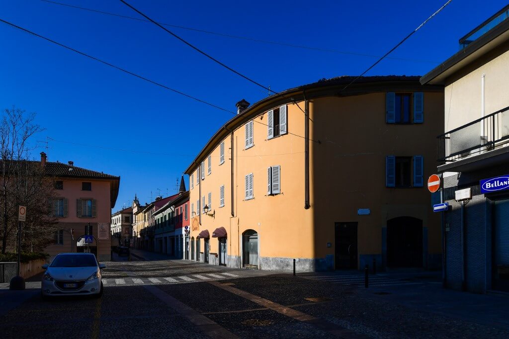 Vista general de una calle desolada en la población de Codogno, al sureste de Milán. / AFP