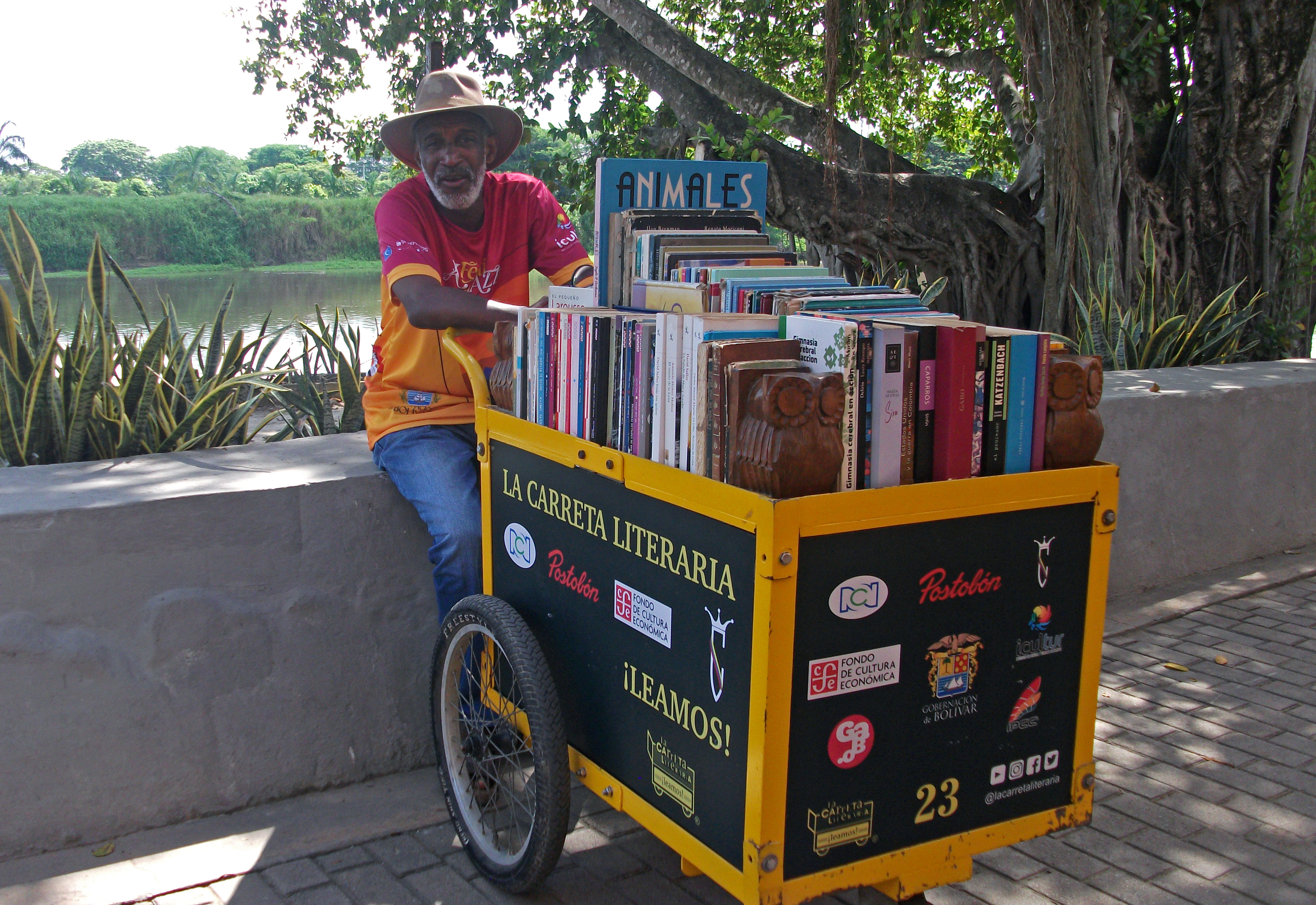 El librero que dejó la venta ambulante para llevar libros a colegios remotos