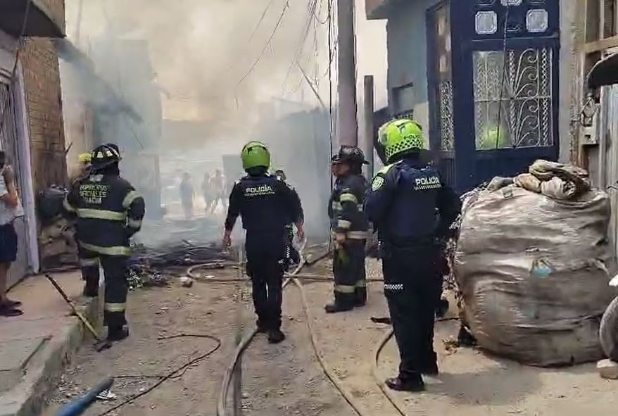 Fuerte incendio estructural en Soacha consumió cuatro viviendas y dos vehículos