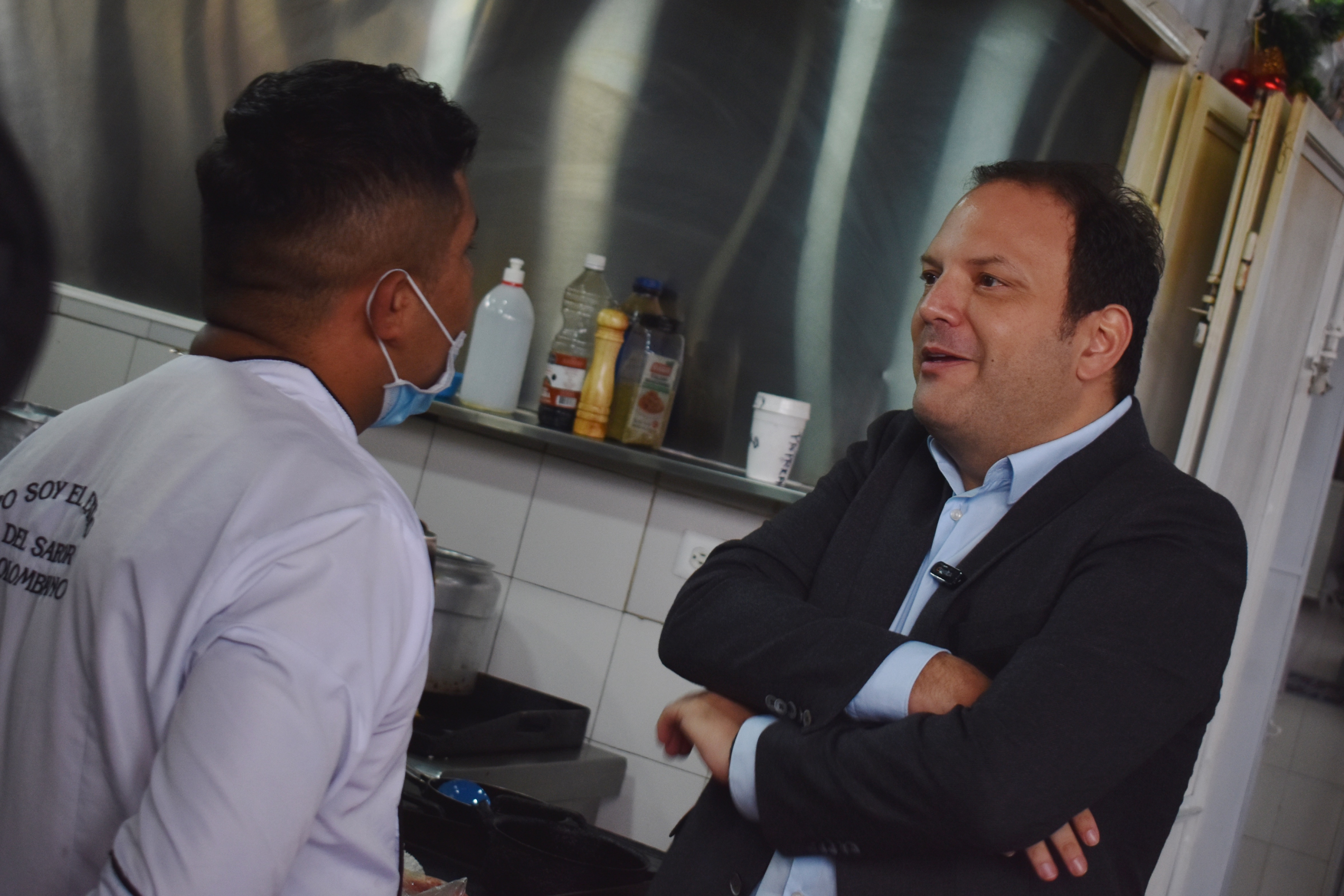 Andrés Santamaría, director del Instituto Distrital de Turismo (IDT), en la Plaza de Mercado La Perseverancia.