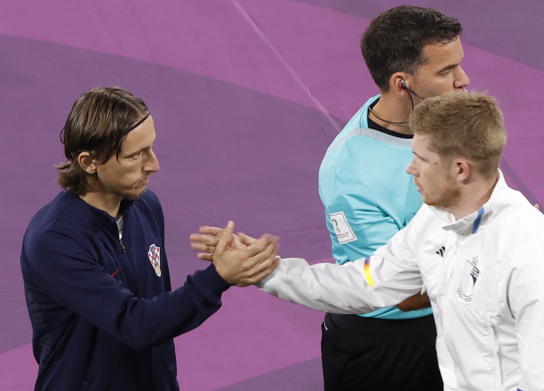 Doha (Qatar), 01/12/2022.- Luka Modric (L) of Croatia shakes hands with Kevin de Bruyne of Belgium during the FIFA World Cup 2022 group F soccer match between Croatia and Belgium at Ahmad bin Ali Stadium in Doha, Qatar, 01 December 2022. (Mundial de Fútbol, Bélgica, Croacia, Catar) EFE/EPA/Rolex dela Pena