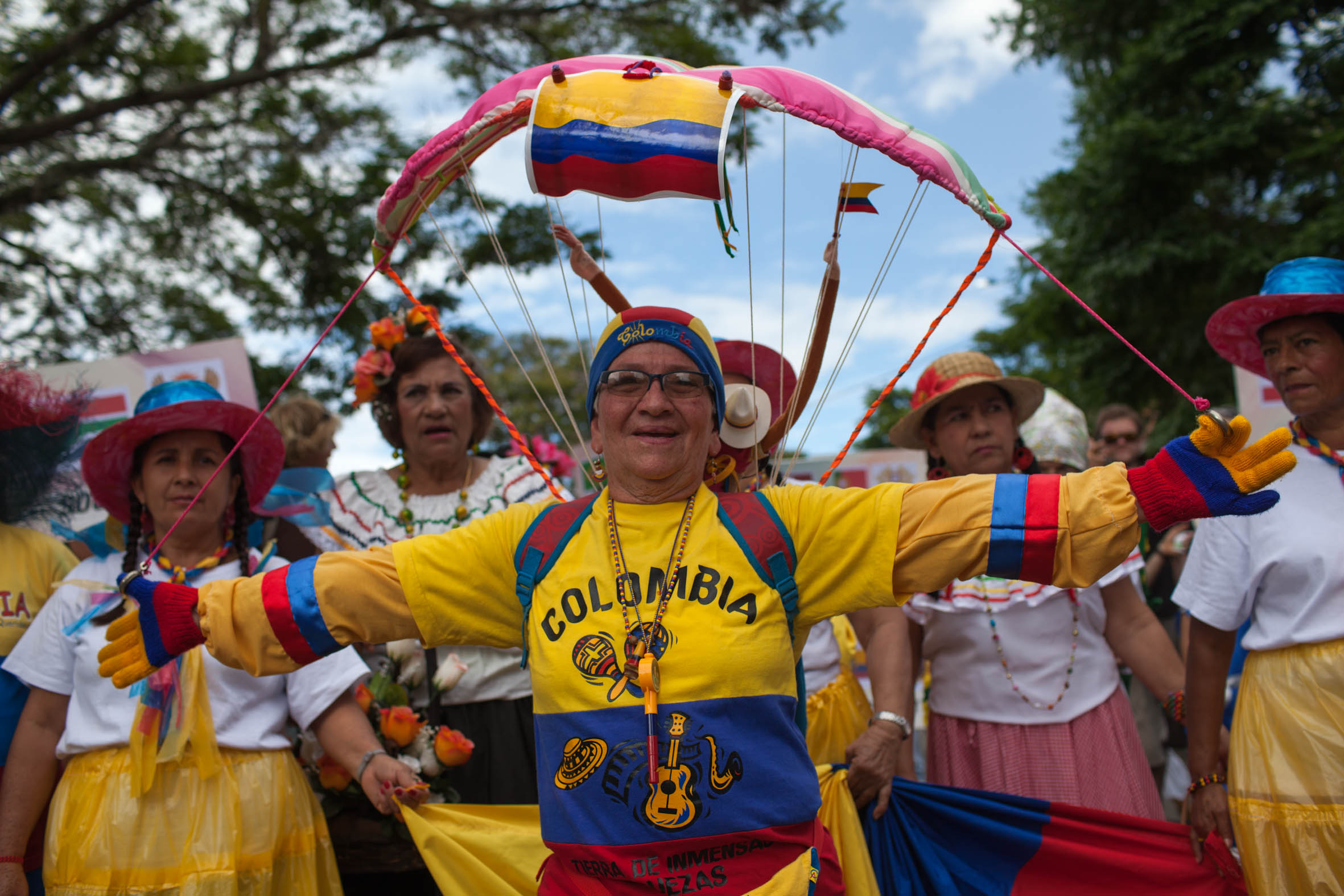 La delegación de pilotos de Brasil, camina hoy martes 15 de enero, durante el desfile inaugural de la Superfinal del Paragliding World Cup 2013 competencia que se desarrollará por primera vez en Colombia a partir de mañana miercoles 16 de enero y hasta el 26 de enero de 2013. En la SPWC participan los 140 mejores pilotos del mundo provenientes de 32 paises. La superfinal se volará en Roldanillo /Valle del Cauca.  Foto: Federico Rios