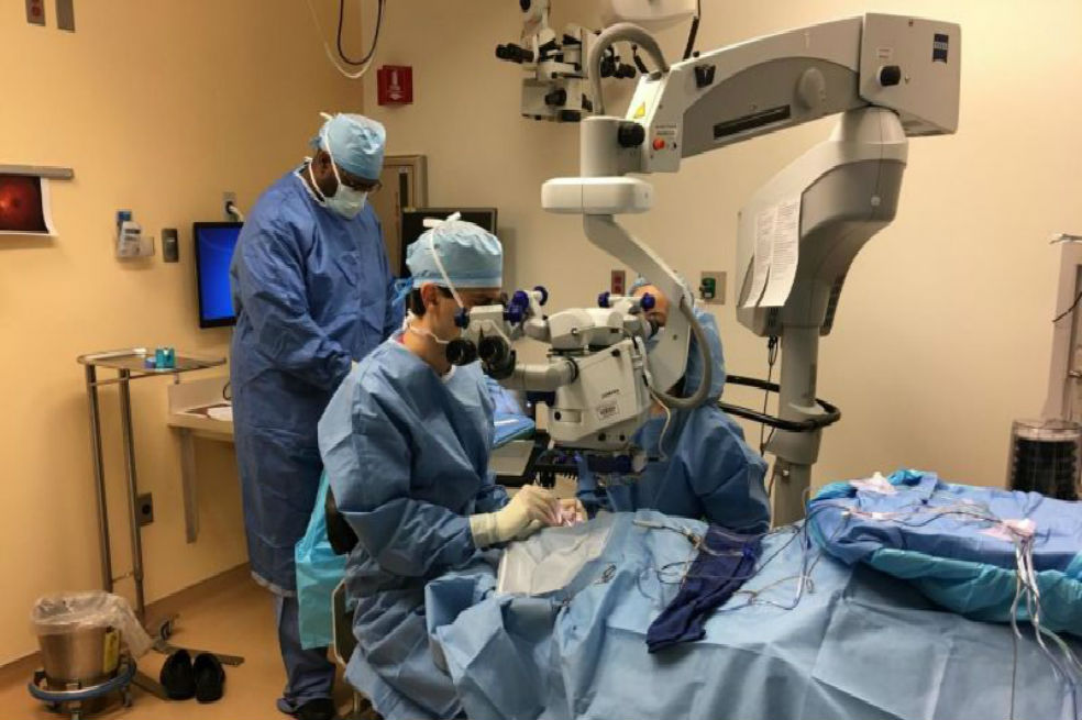 El doctor Jason Comander operando en el ojo izquierdo de Jack Hogan, de 13 años, el pasado 20 de marzo en el hospital Massachusetts Eye and Ear.  / Massachusetts Eye and Ear