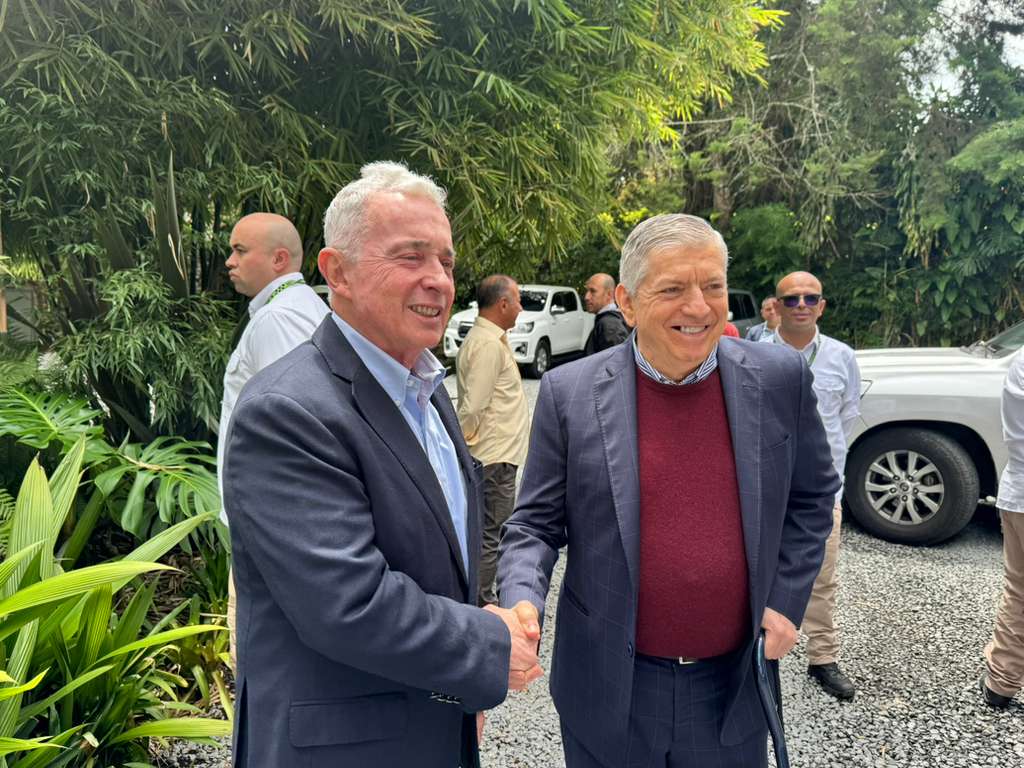 Consulta de oposición impulsada por Uribe y Gaviria se enredó por estas tres movidas