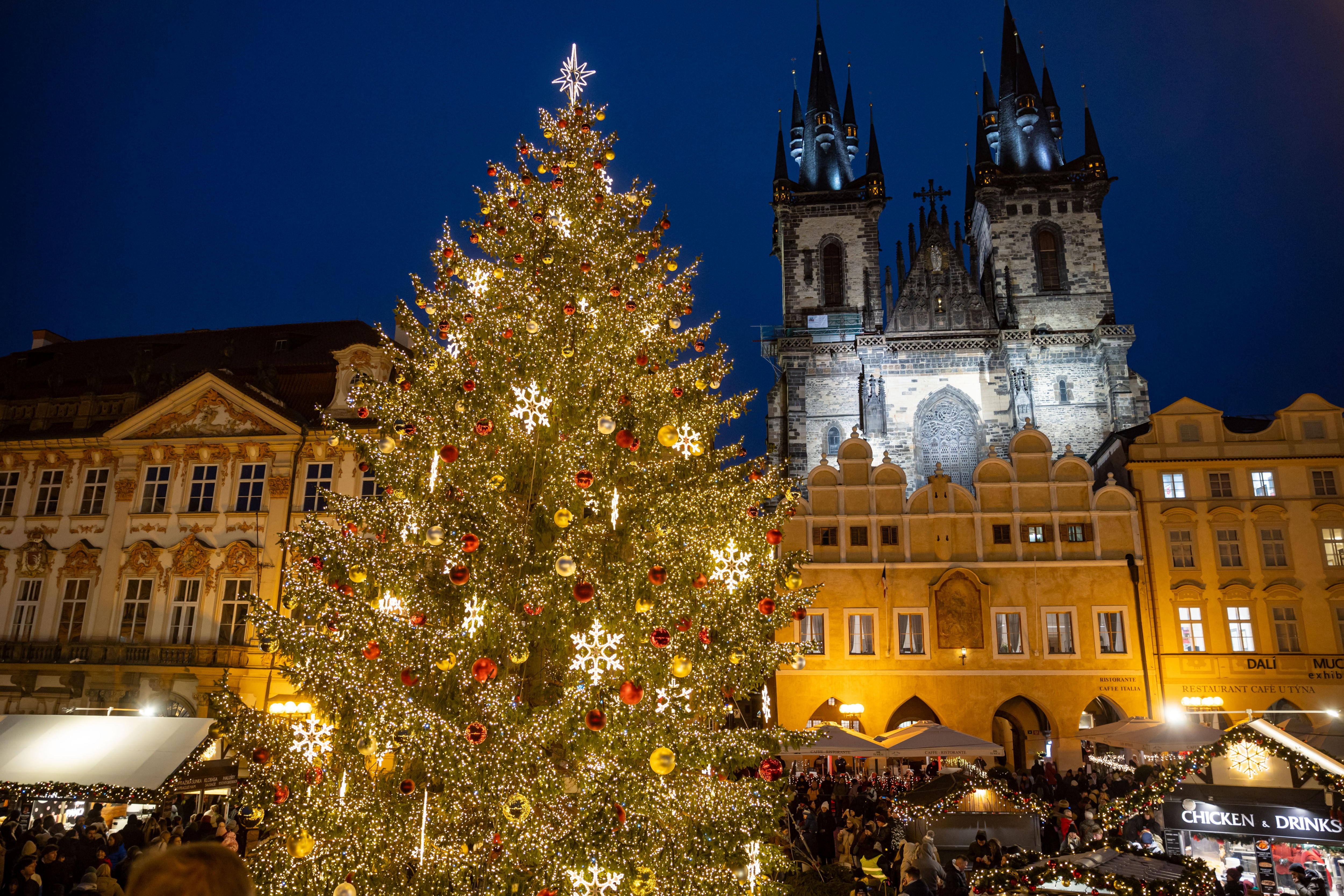 Prague (Czech Republic), 13/12/2024.- A Christmas tree is illuminated at the market on the Old Town Square in Prague, Czech Republic, 13 December 2024. (República Checa, Praga) EFE/EPA/MARTIN DIVISEK