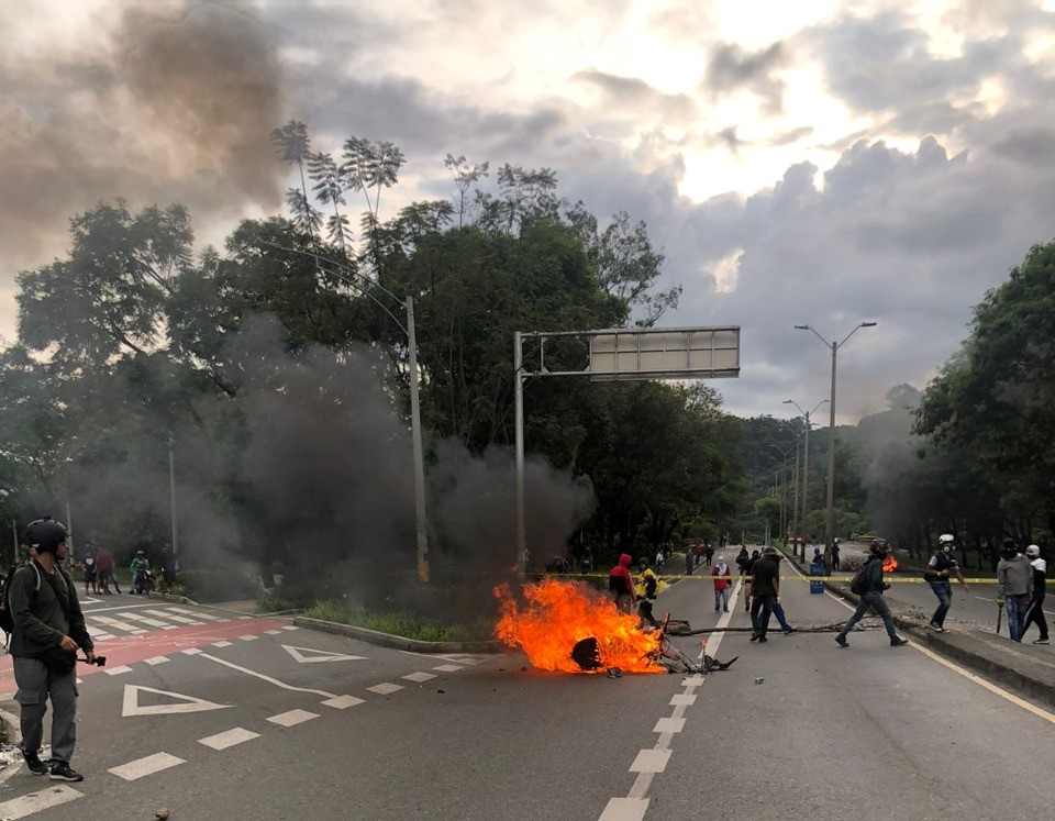 En medio de la manifestación se presentó el incendio de una motocicleta de la Secretaría de Movilidad de Medellín.