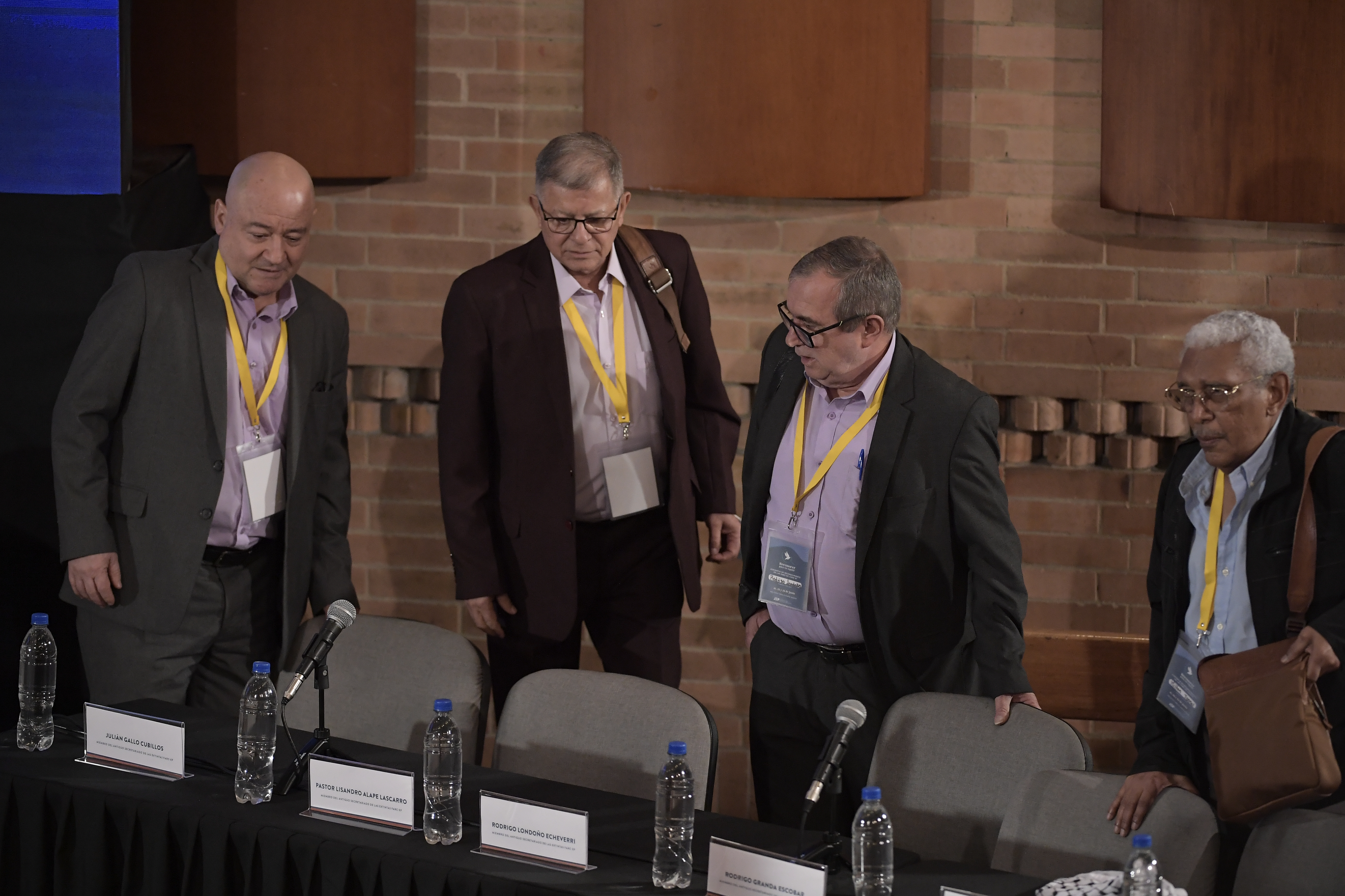 Julián Gallo Cubillos, Pastor Alape, Rodrigo Londoño, Rodrigo Granda, Milton de Jesús Toncel, Pablo Catatumbo y Jaime Alberto Parra, miembros del antiguo secretariado de la extinta guerrilla Farc, admitiendo su responsabilidad por los miles de secuestros durante la primer jornada de audiencias de reconocimiento ante víctimas y Magistrados de la JEP.