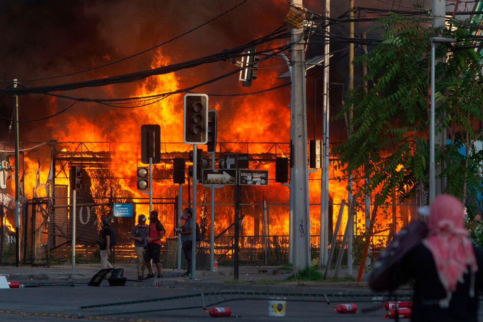 En Chile no cesa la violencia, muere manifestante en nueva noche de caos