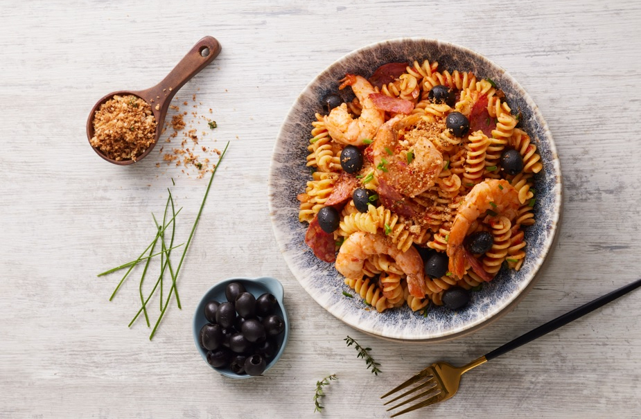 Fusilli con langostinos aromáticos y aceitunas