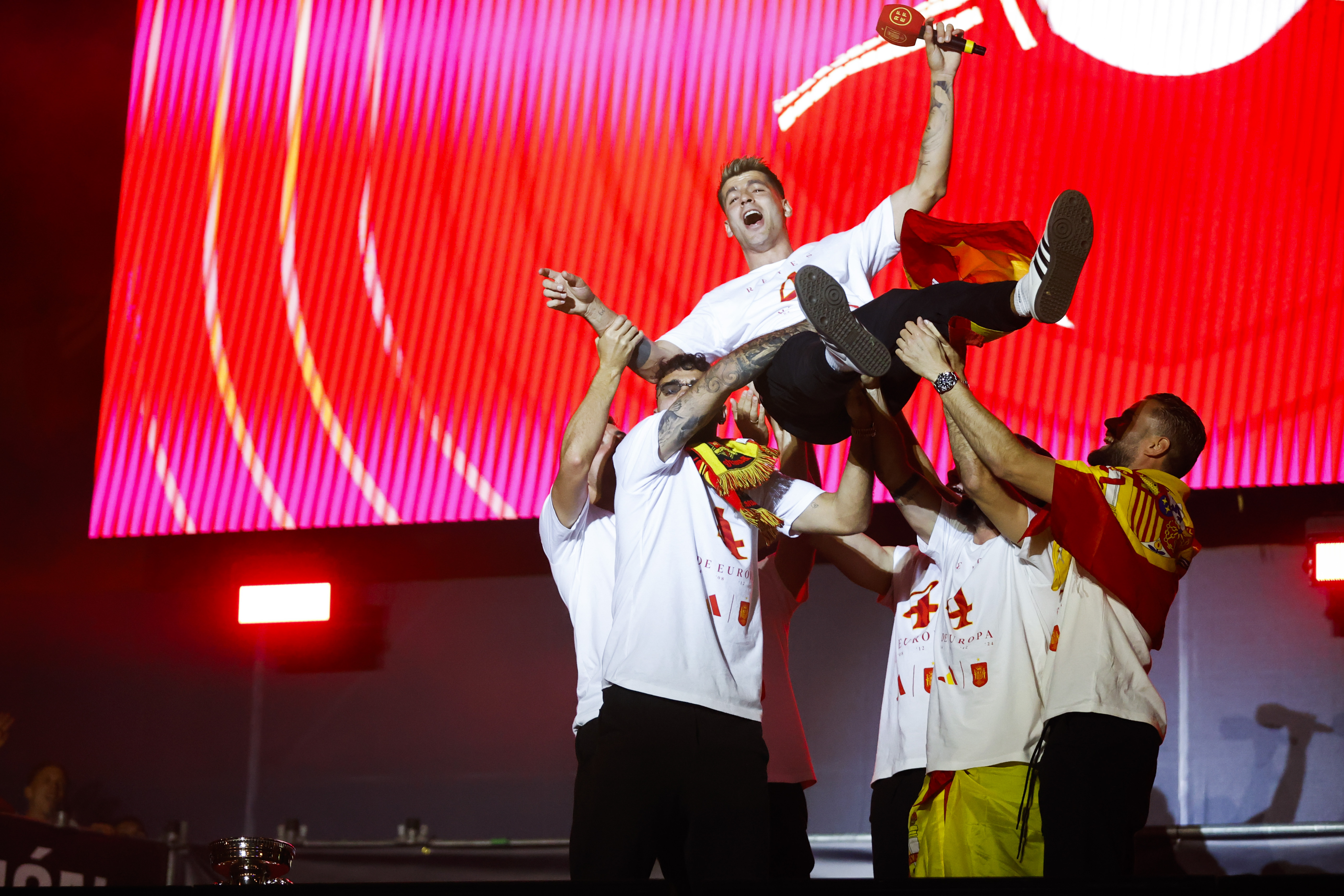MADRID, 15/07/2024.- El jugador de la selección española, Álvaro Morata, manteado por sus compañeros durante la celebración este lunes en Cibeles del título de campeones de la Eurocopa conseguido tras vencer ayer en la final a Inglaterra disputada en el estadio Olímpico de Berlín. EFE / JP Gandul.