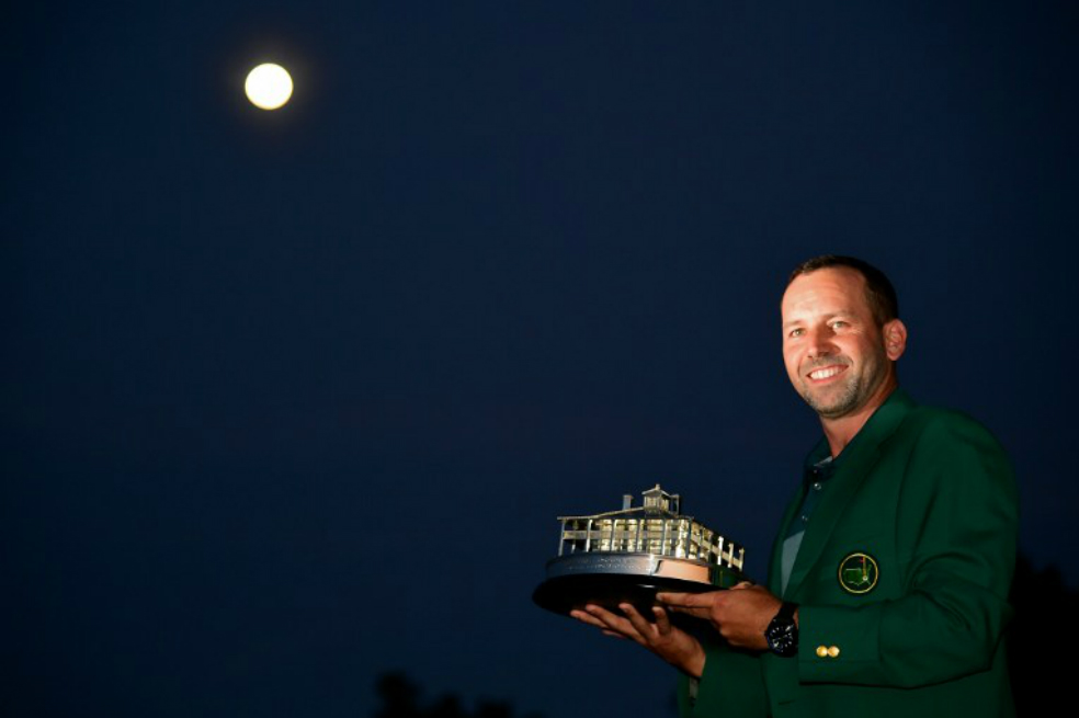 El español Sergio García con la chaqueta verde de campeón del Masters de Augusta. / AFP