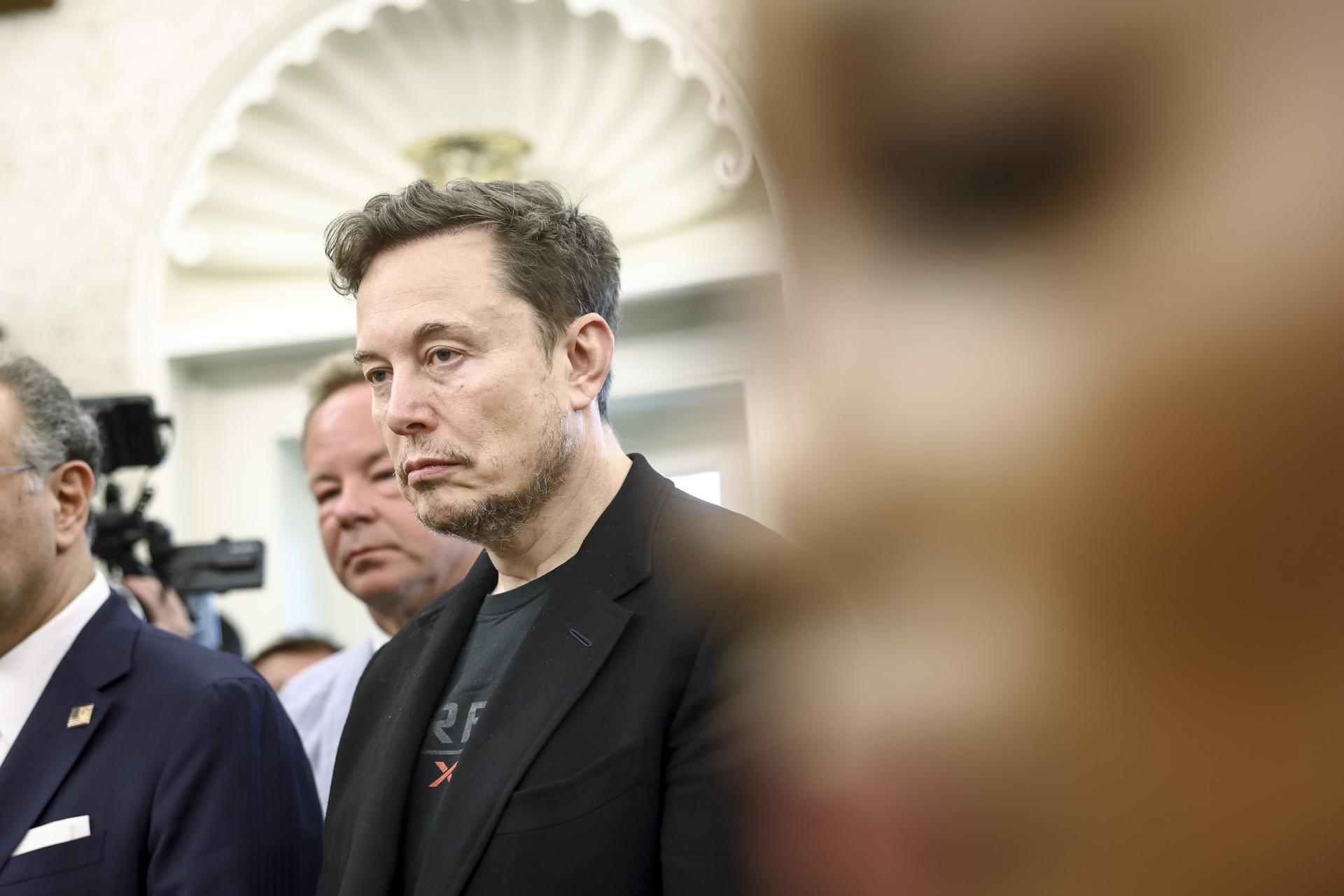 WASHINGTON (United States), 21/05/2025.- Businessman Elon Musk (R) listens as US President Donald Trump meets with South Africa’s President Cyril Ramaphosa in the Oval Office of the White House in Washington, DC, USA, 21 May 2025. Ramaphosa’s visit comes one week after Trump claimed there is an on-going genocide in South Africa and granted refugee status to 59 Afrikaners. (Sudáfrica) EFE/EPA/JIM LO SCALZO