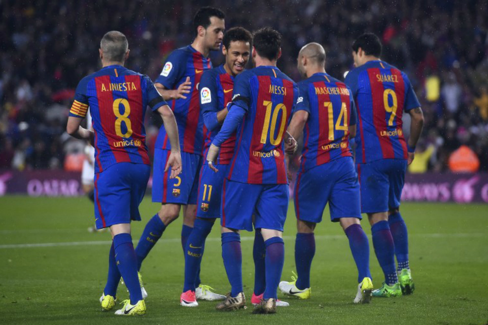 Los jugadores de Barcelona festejan uno de los goles con los que este miércoles superaron al equipo que dirige Jorge Sampaoli. / AFP