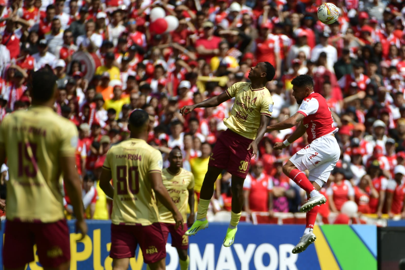 Jugadores de Santa Fe y Tolima en acción en el encuentro por la fecha 12 de la Liga BetPlay.
