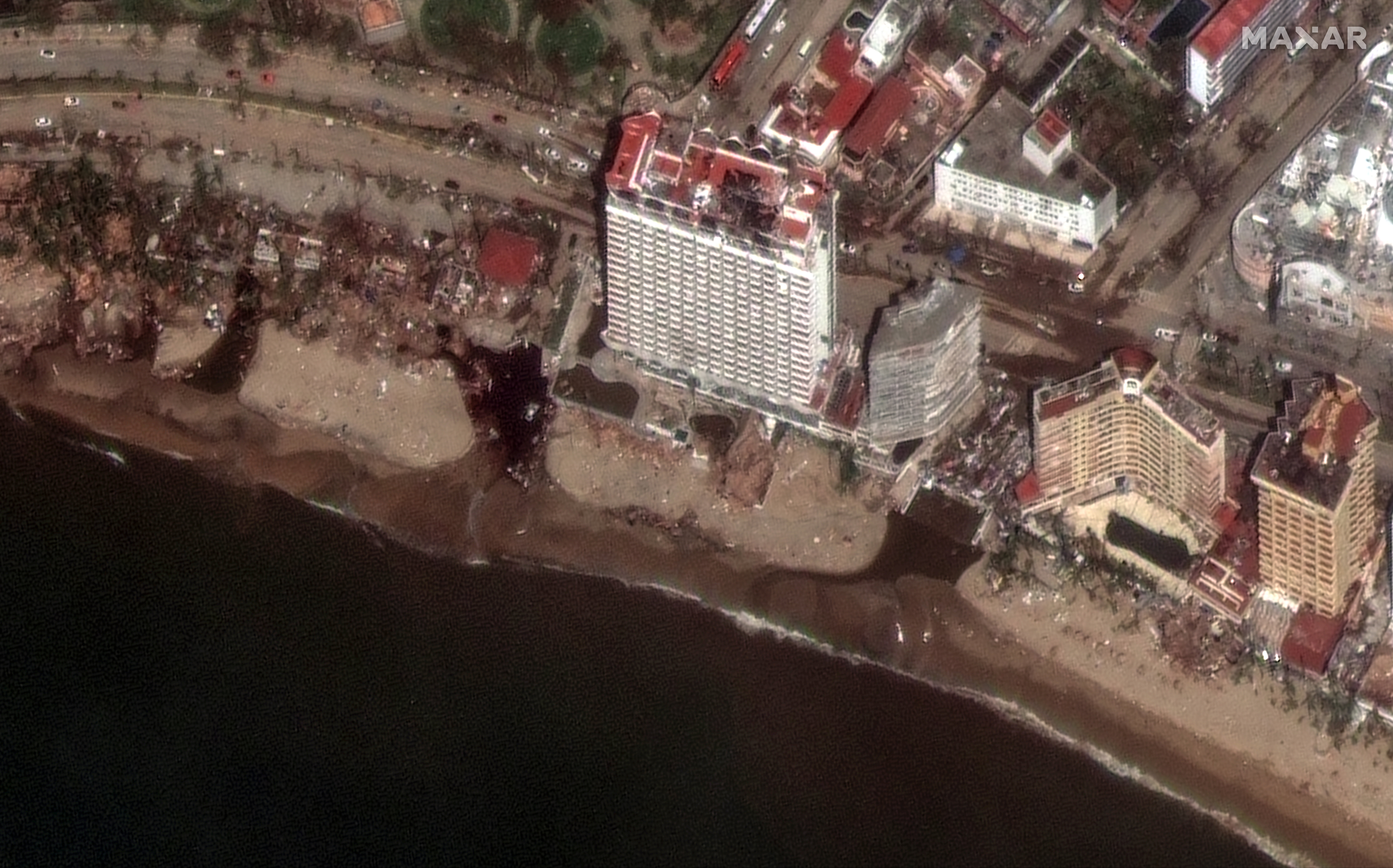 Acapulco (Mexico), 26/10/2023.- A handout satellite image made available by Maxar Technologies shows damage to the Krystal hotel and beachfront in Acapulco, Mexico, 26 October 2023. Mexico's government reported that at least 27 people were dead and four missing after the passage of Hurricane Otis along the country's Pacific coast. EFE/EPA/MAXAR TECHNOLOGIES / HANDOUT -- MANDATORY CREDIT: SATELLITE IMAGE 2023 MAXAR TECHNOLOGIES -- THE WATERMARK MAY NOT BE REMOVED/CROPPED -- HANDOUT EDITORIAL USE ONLY/NO SALES HANDOUT EDITORIAL USE ONLY/NO SALES