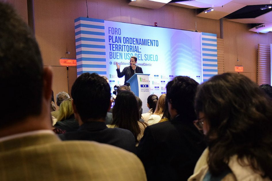 Vargas Lleras alertó de nuevo por retroceso en construcción de vivienda en Bogotá
