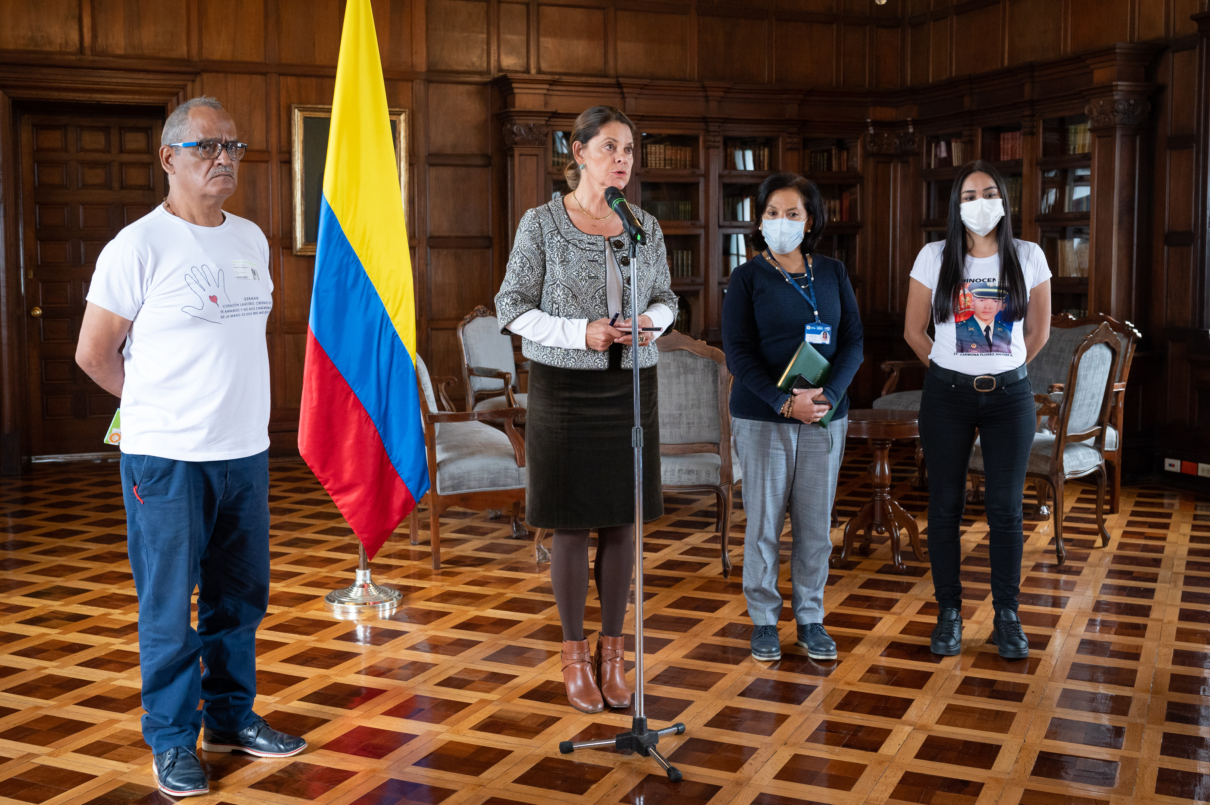 De izquierda a derecha: Fermín Alfonso Rivera Sánchez, padre de uno de los exmilitares; Marta Lucía Ramírez, canciller; Fulvia Benavides, , funcionaria de la Dirección de asuntos migratorios y consulares y Laura Milena Rey Quintero, pariente de uno de los exmilitares.
