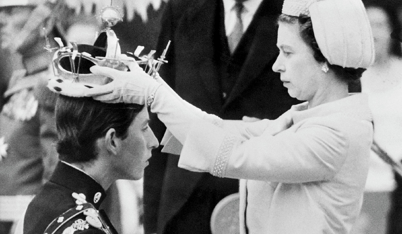 En  julio de 1969, Isabel II  corona a Carlos, durante su investidura como nuevo príncipe de Gales. / AFP