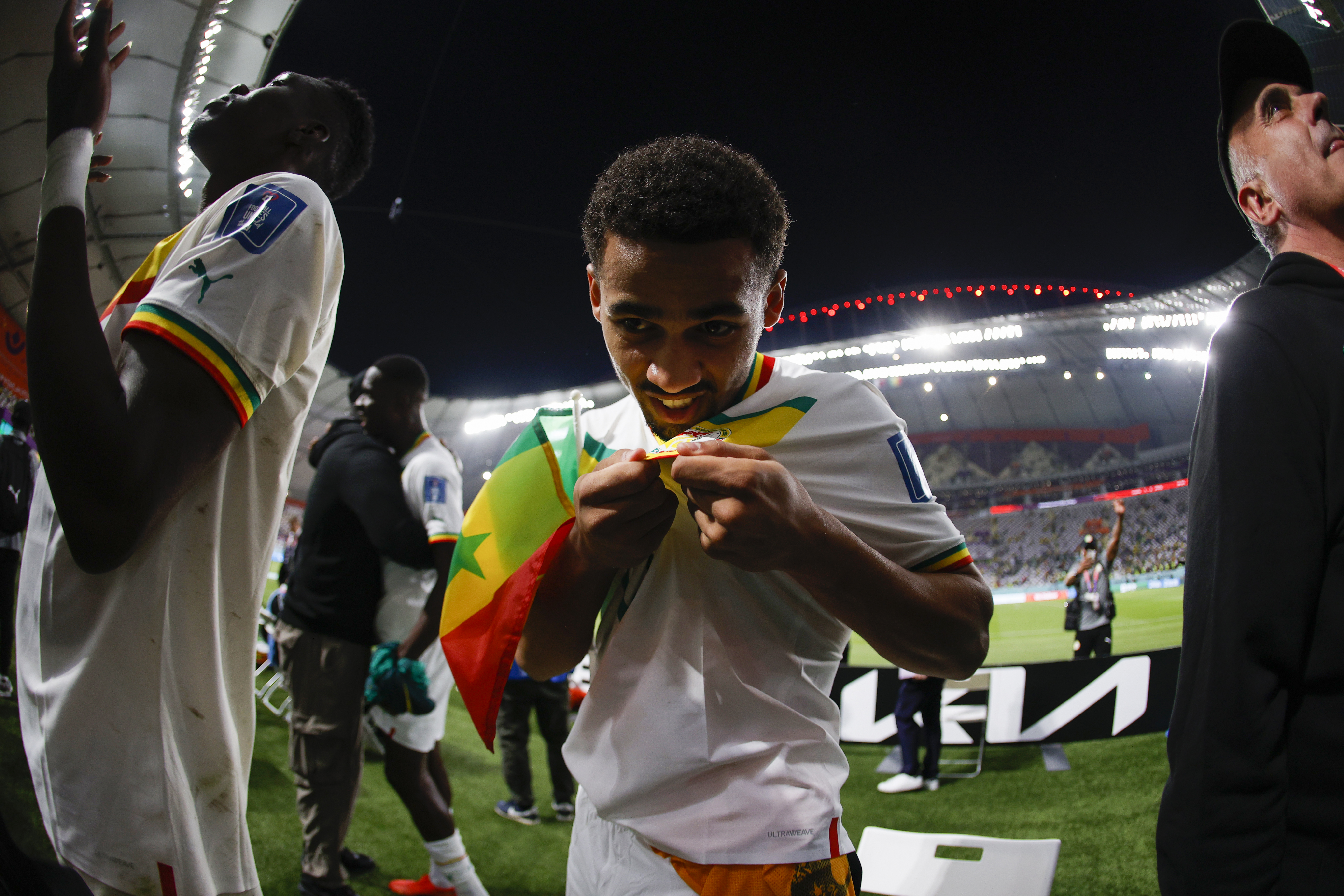 GR2105. DOHA (CATAR), 29/11/2022.- Pape Gueye de Senegal celebra hoy, en un partido de la fase de grupos del Mundial de Fútbol Qatar 2022 entre Ecuador y Senegal en el estadio Internacional Jalifa en Doha (Catar). EFE/ Rodrigo Jiménez