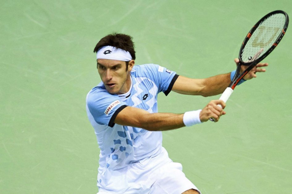 Leonardo Mayer devuelve la bola al polaco Hubert Hurkacz durante su partido de la primera ronda del Grupo Mundial de la Copa Davis. Foto: EFE