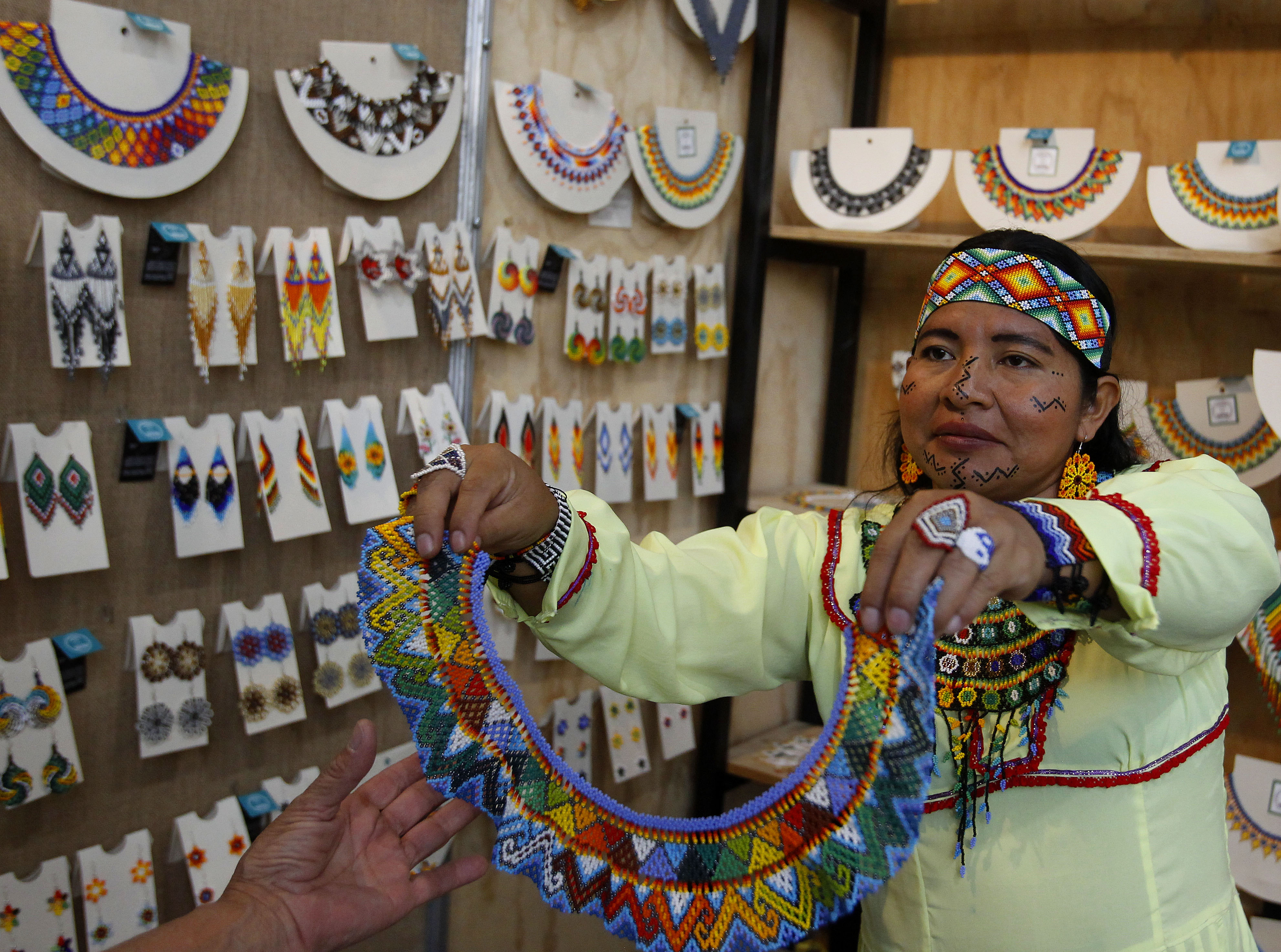 AME6929. MEDELLÍN (COLOMBIA), 13/09/2022.- Una mujer ofrece sus artesanias durante "Expoartesano, la memoria 2022", hoy en Medellín (Colombia). EFE/Luis Eduardo Noriega A.