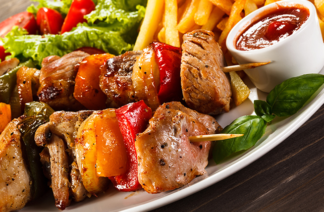 Brochetas de cerdo con vegetales y salsa BBQ de cítricos, simplemente espectacular
