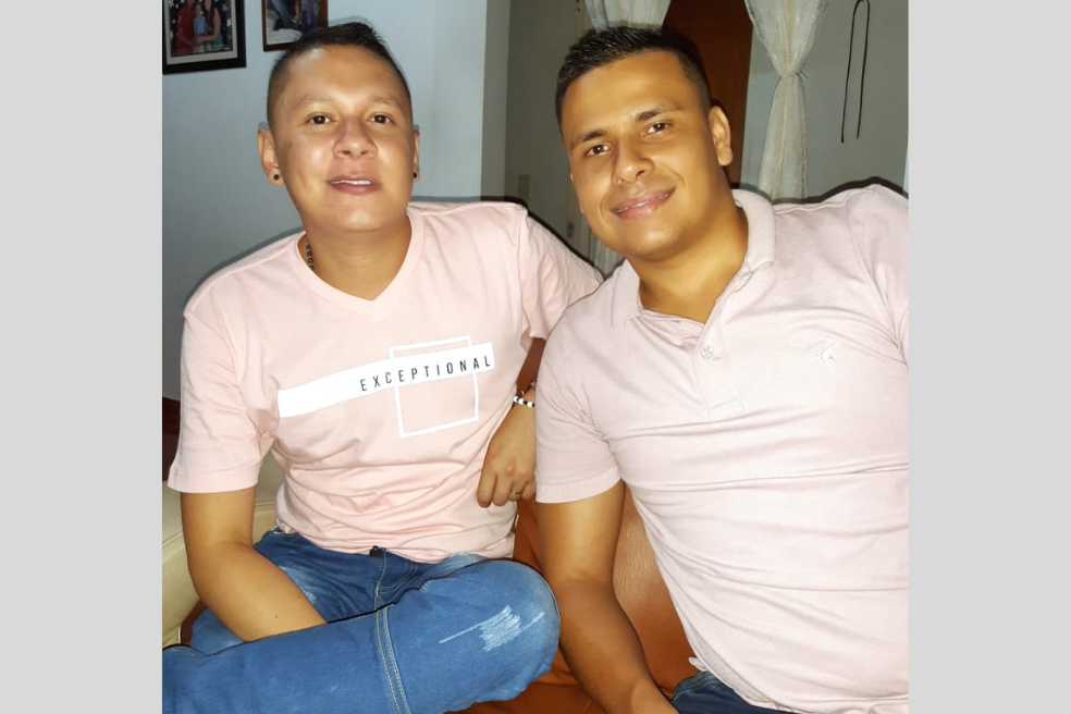 Carlos Ordóñez y su amigo, Jhonatan Jiménez, uno de los 13 policías que perdieron la vida en el ataque a un helicóptero el pasado 21 de agosto.