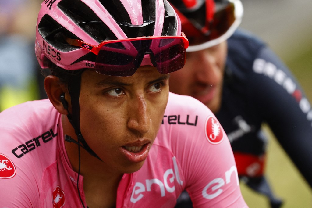 Egan perdió tiempo con Caruso, pero sigue líder a un día del final del Giro de Italia