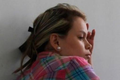 Aplazan lectura de condena a mujer que lanzó a niña desde un edificio