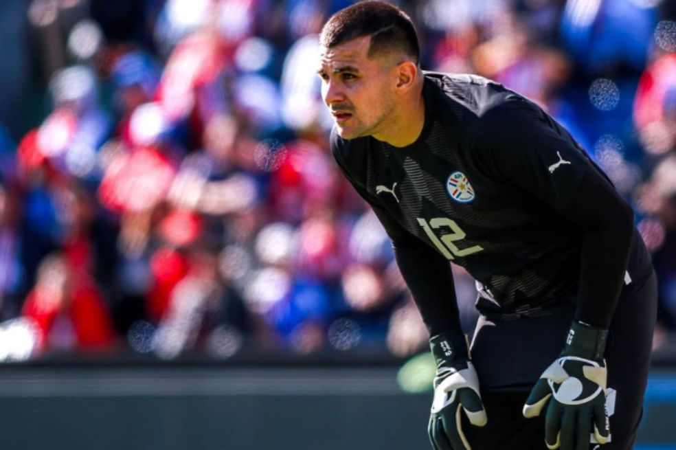 Santiago Rojas en acción con la selección mayor de Paraguay.