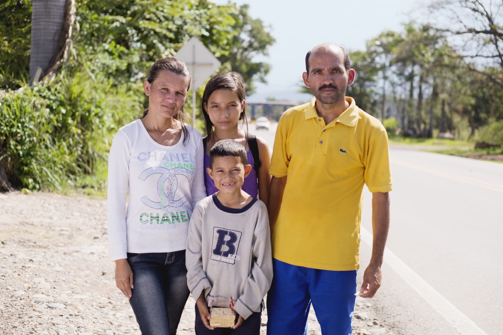 José Aguilar, su esposa y sus hijos Valentín y Gloria. Una familia, tragedia de miles.
/ Foto: Paula Thomas @paulathomasph