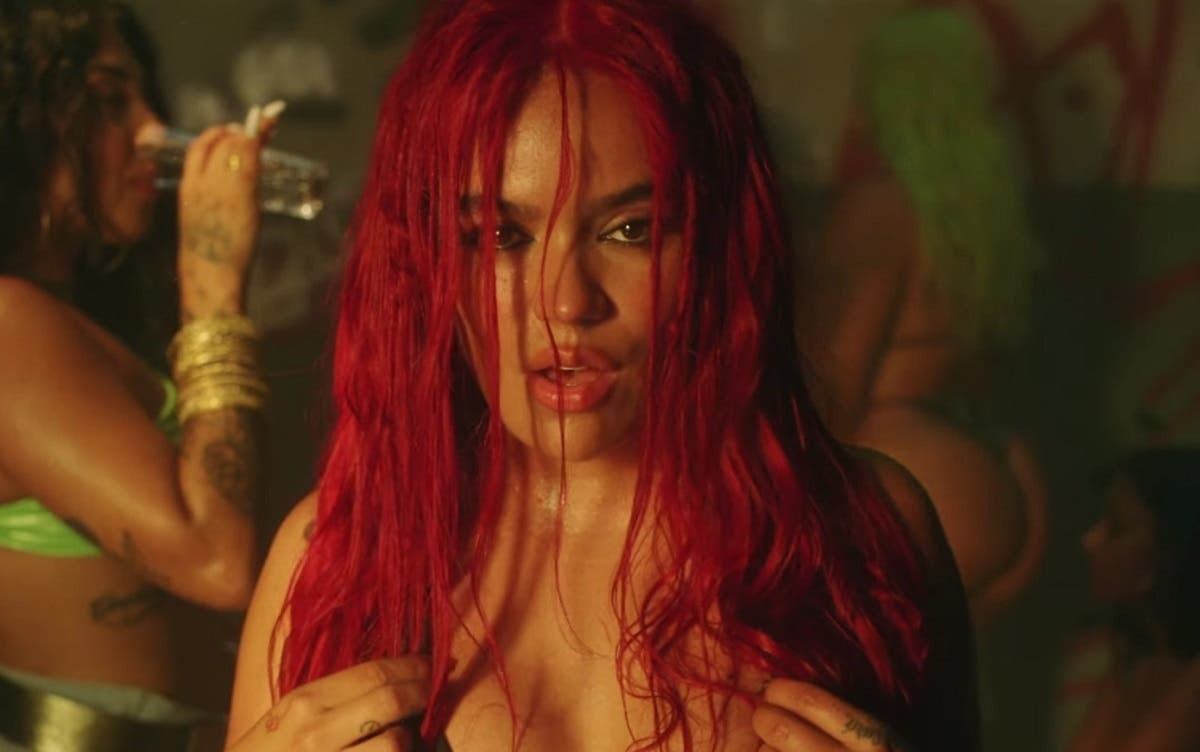 Karol G sorprendió desnuda a sus seguidores en lanzamiento de “Gatúbela”