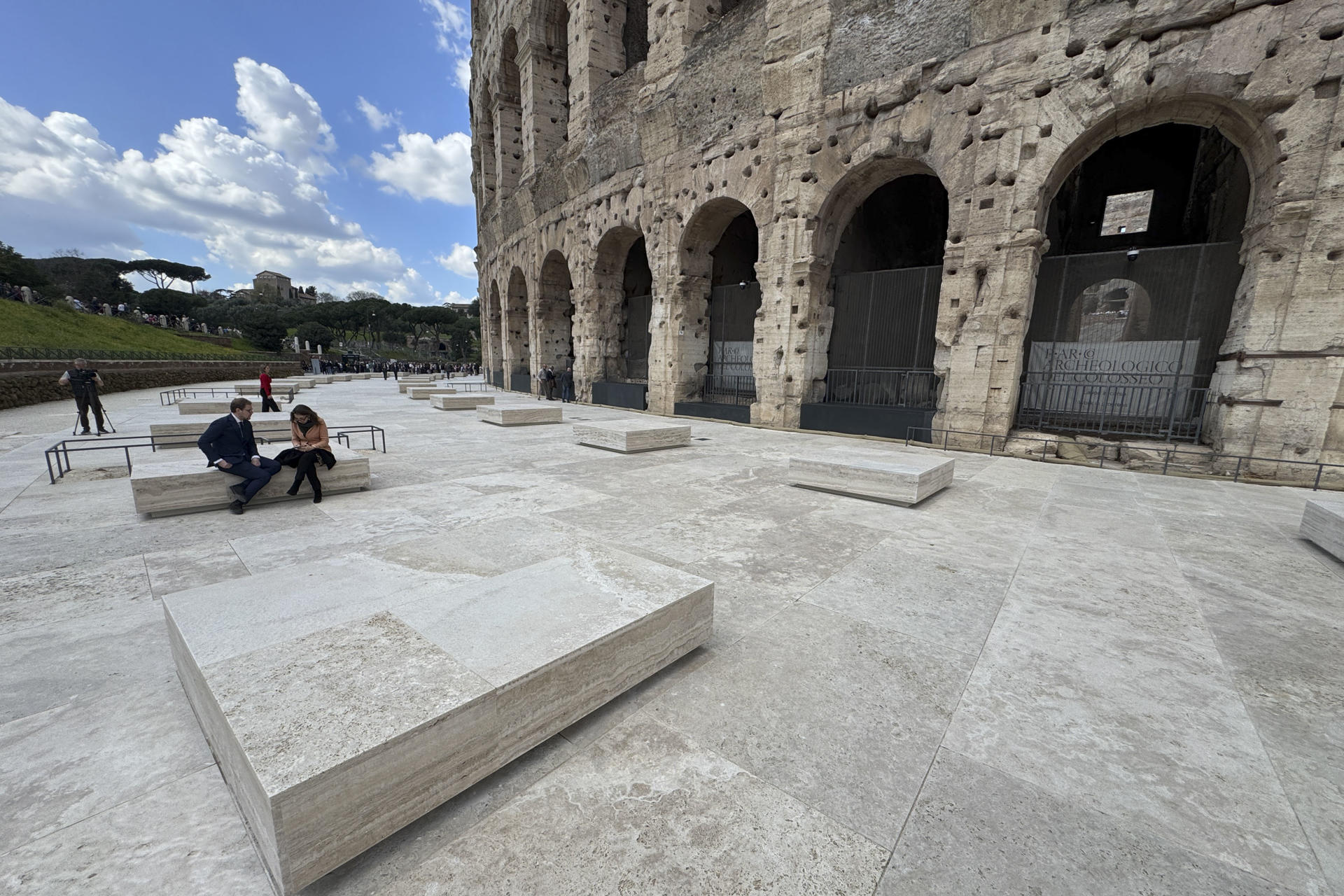 ROMA, 17/03/2026.- El Coliseo de Roma estrena nueva pavimentación exterior en mármol blanco, un proyecto que ha causado gran controversia entre arqueólogos y expertos en patrimonio. EFE/ Daniel Cáceres
