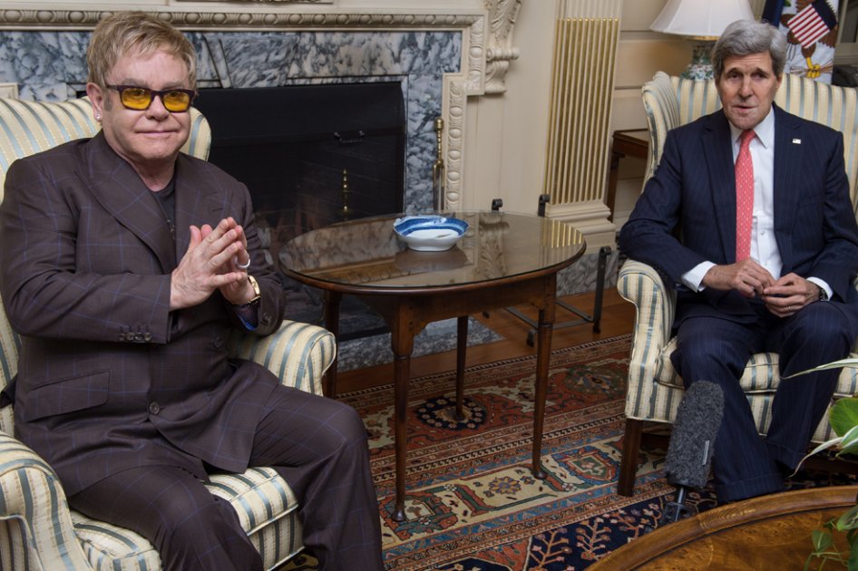 Elton John y John Kerry. 